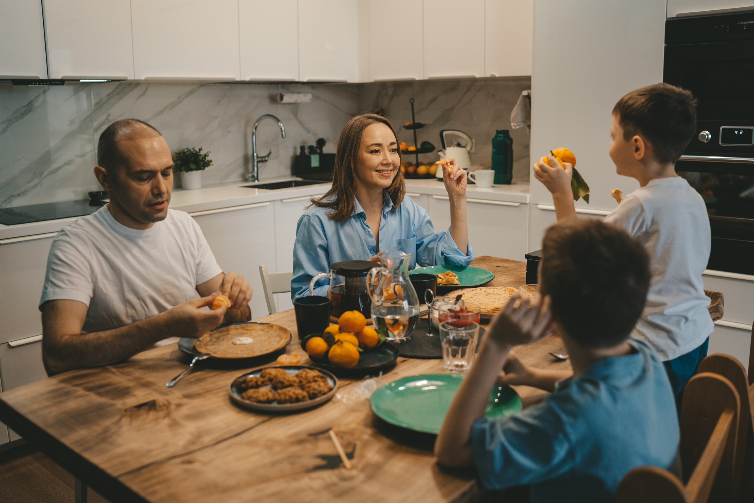 Новогодняя семейная съемка с двумя детьми. Фотограф Екатерина Канчалаба