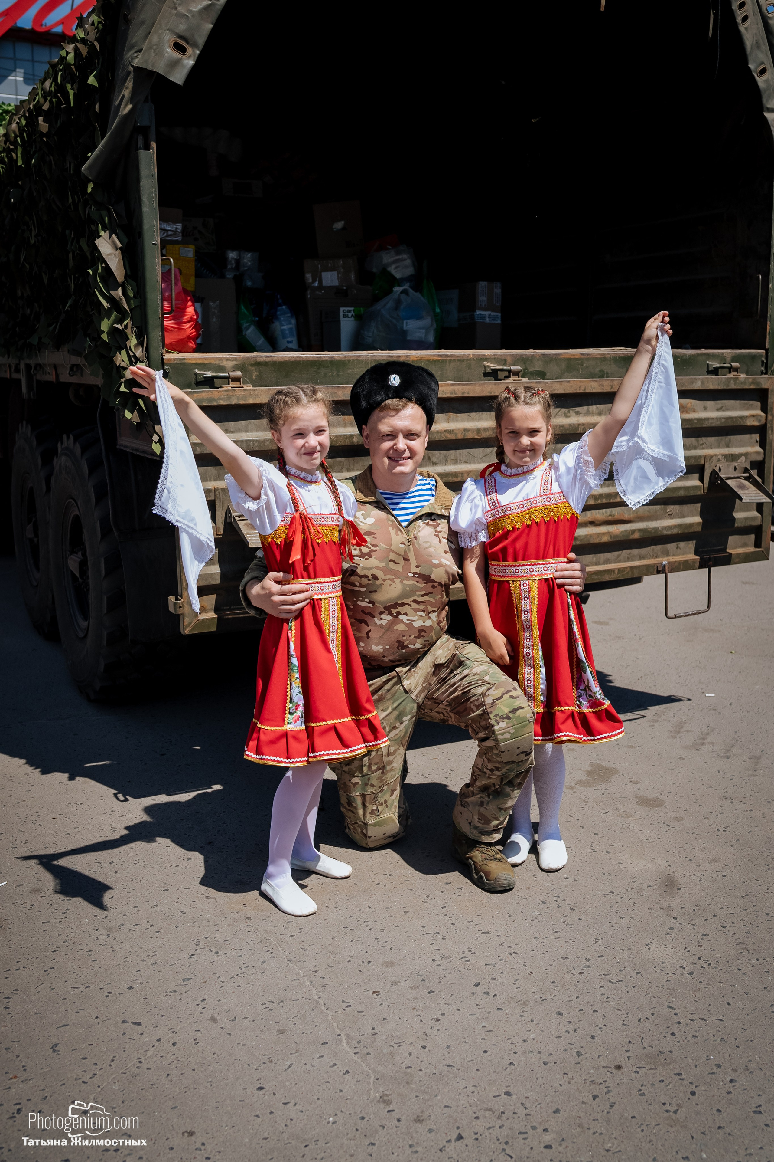 8 июня «Патриоты из Курска» сбор гуманитарной помощи у кинотеатра «Родина». Фотограф Нижний Новгород Татьяна Кейод