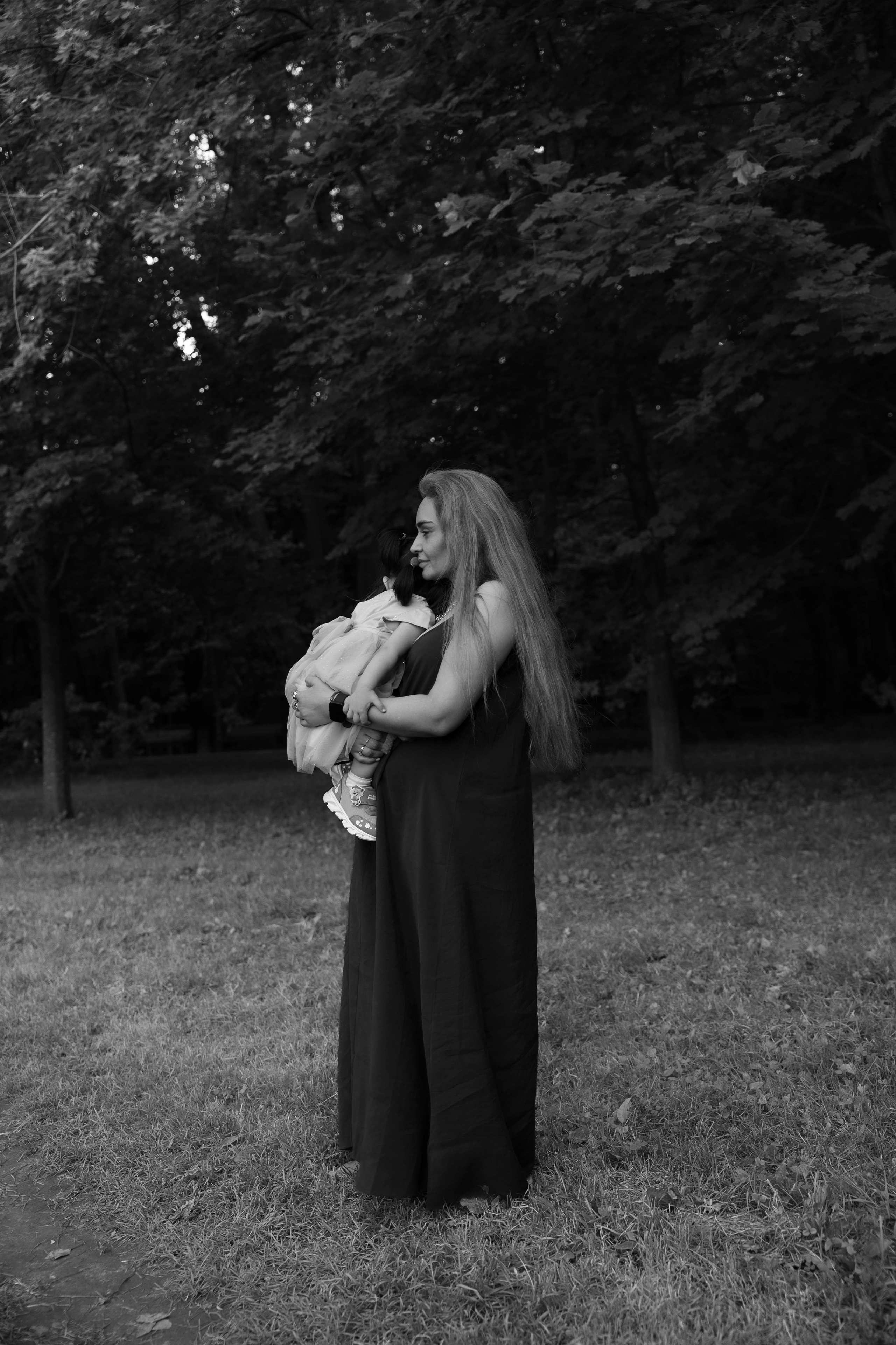 Прогулка мамы и дочки в парке