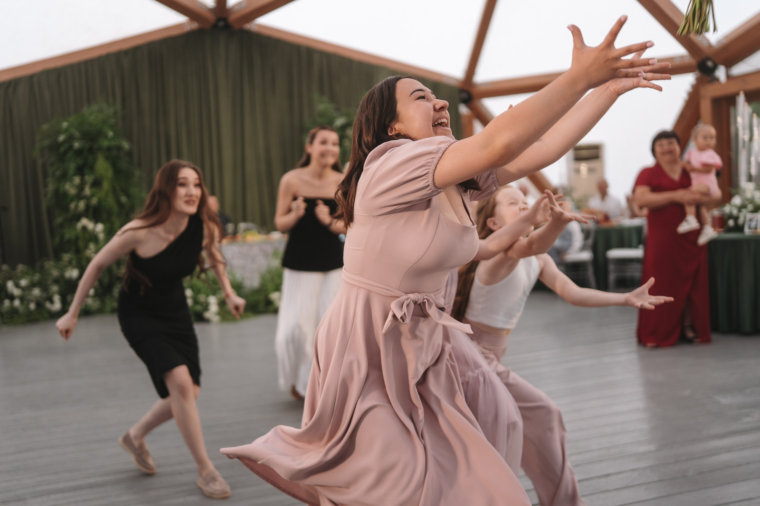 Свадебная съёмка в Уфе 11 июня 2025 года: сборы в загородном доме, выездная регистрация и банкет на площадке «Хотим Едим», ведущий Андрей