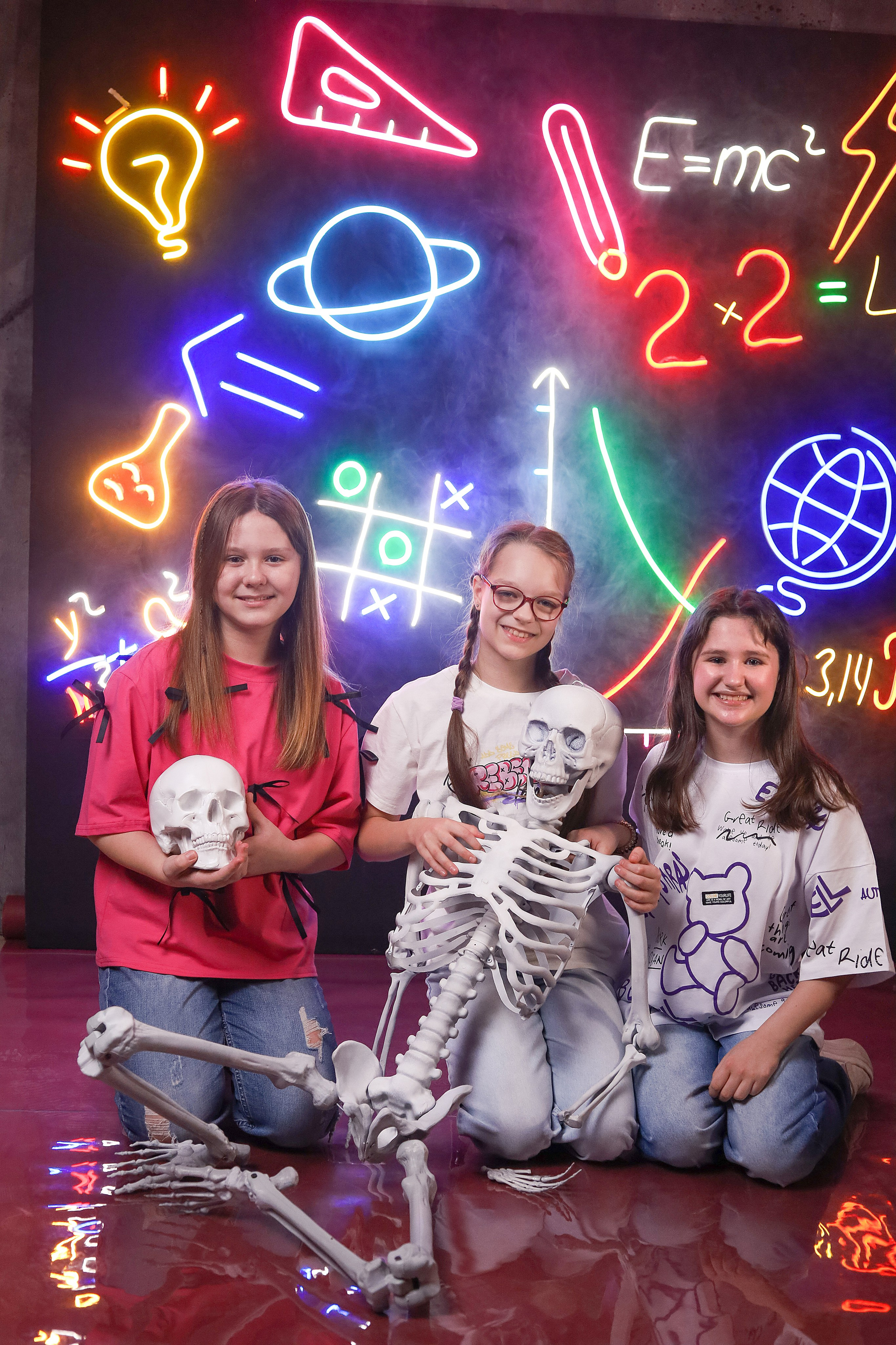 Выпускной альбом "Неон". Выпускные альбомы в Тюмени для школ, садов, вузов спортивных секций