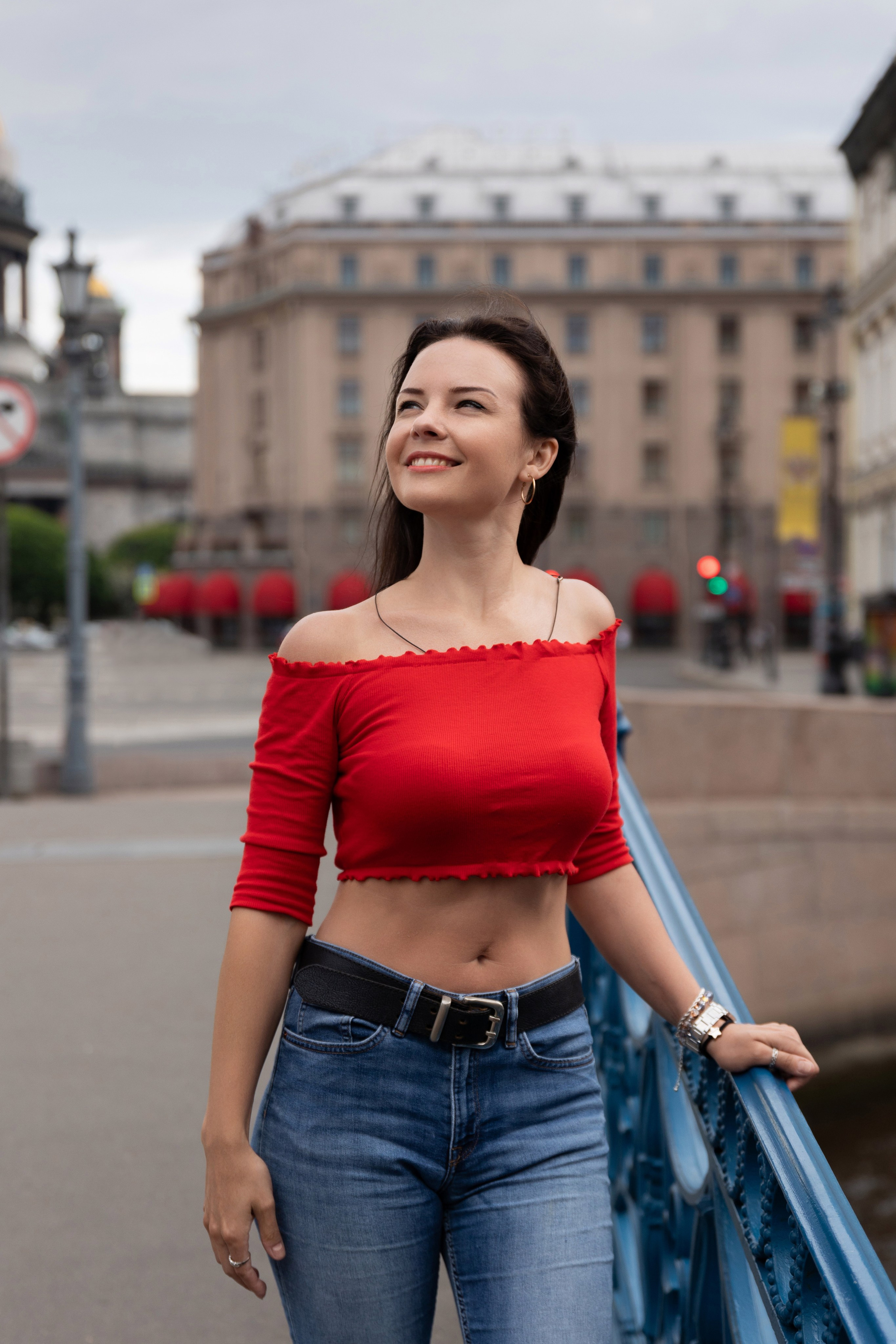 Фотопрогулка в центре с букетом красных роз. Семейный и свадебный фотограф в Санкт-Петербурге Татьяна Швыкова