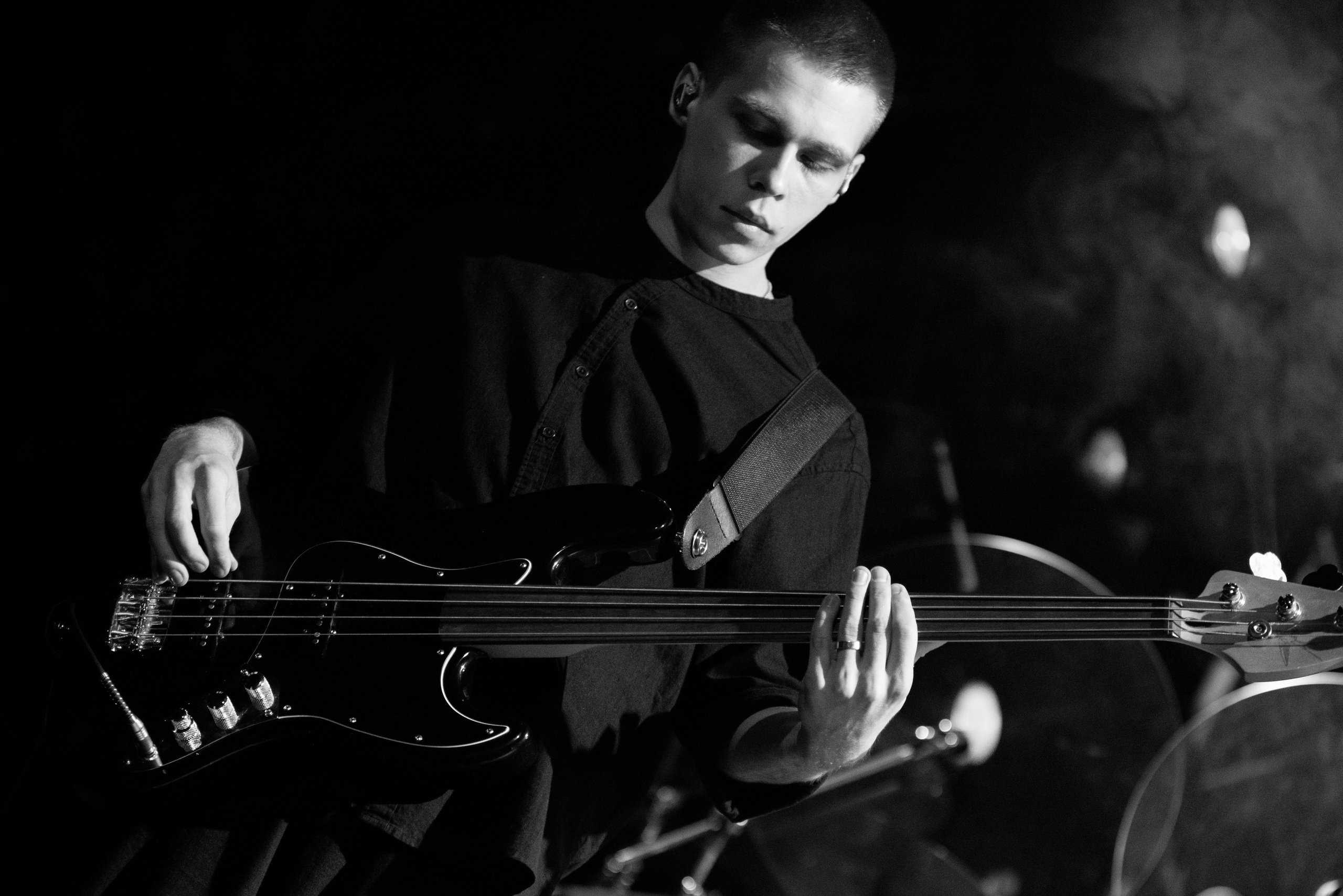 Чёрно-белый портрет басиста группы «Лампабикт» во время выступления