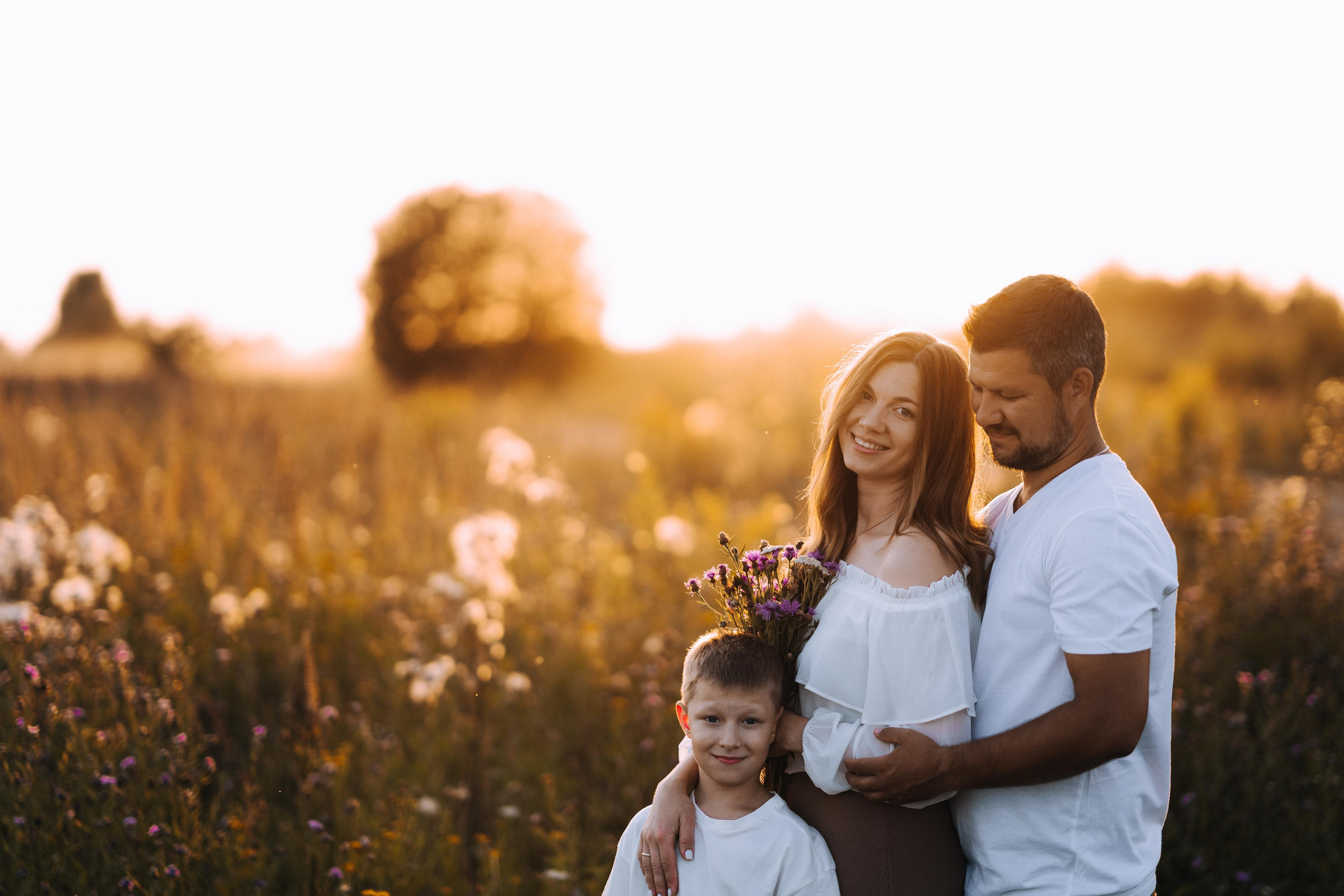 Красочная фотография семьи на природе.