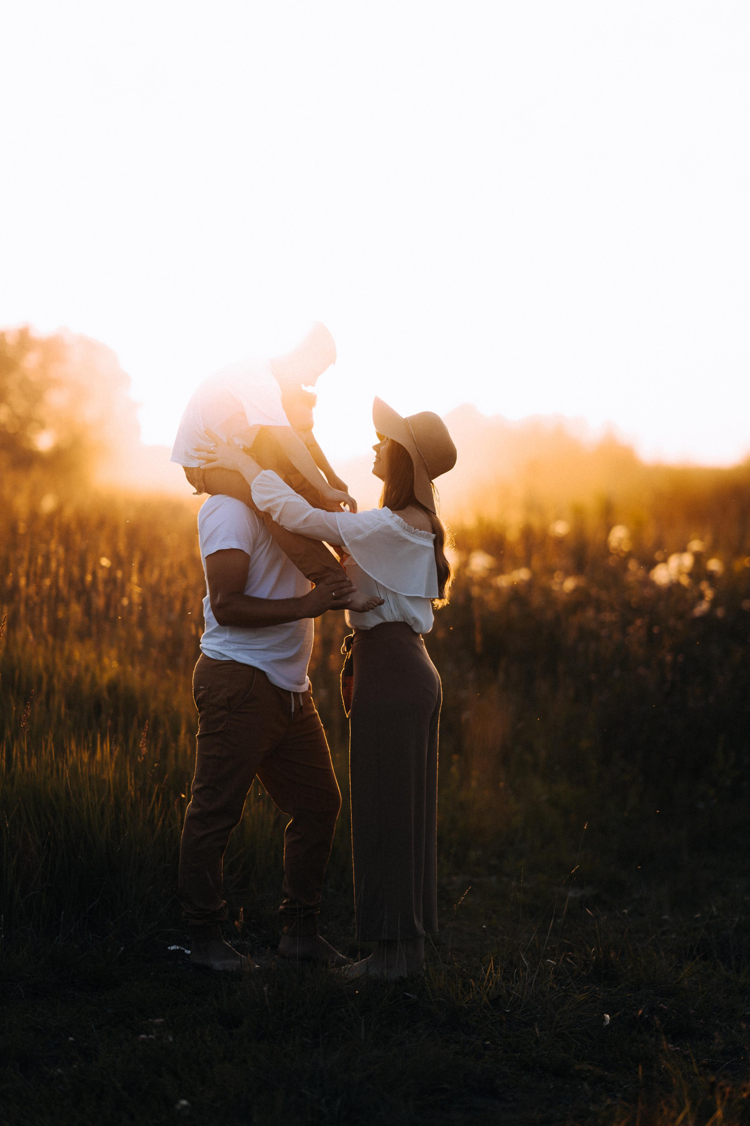Семейная фотосессия в поле, фотограф Москва Елена Виниченко. Фотосессия новорожденных в Москве — newborn фотограф Елена Виниченко