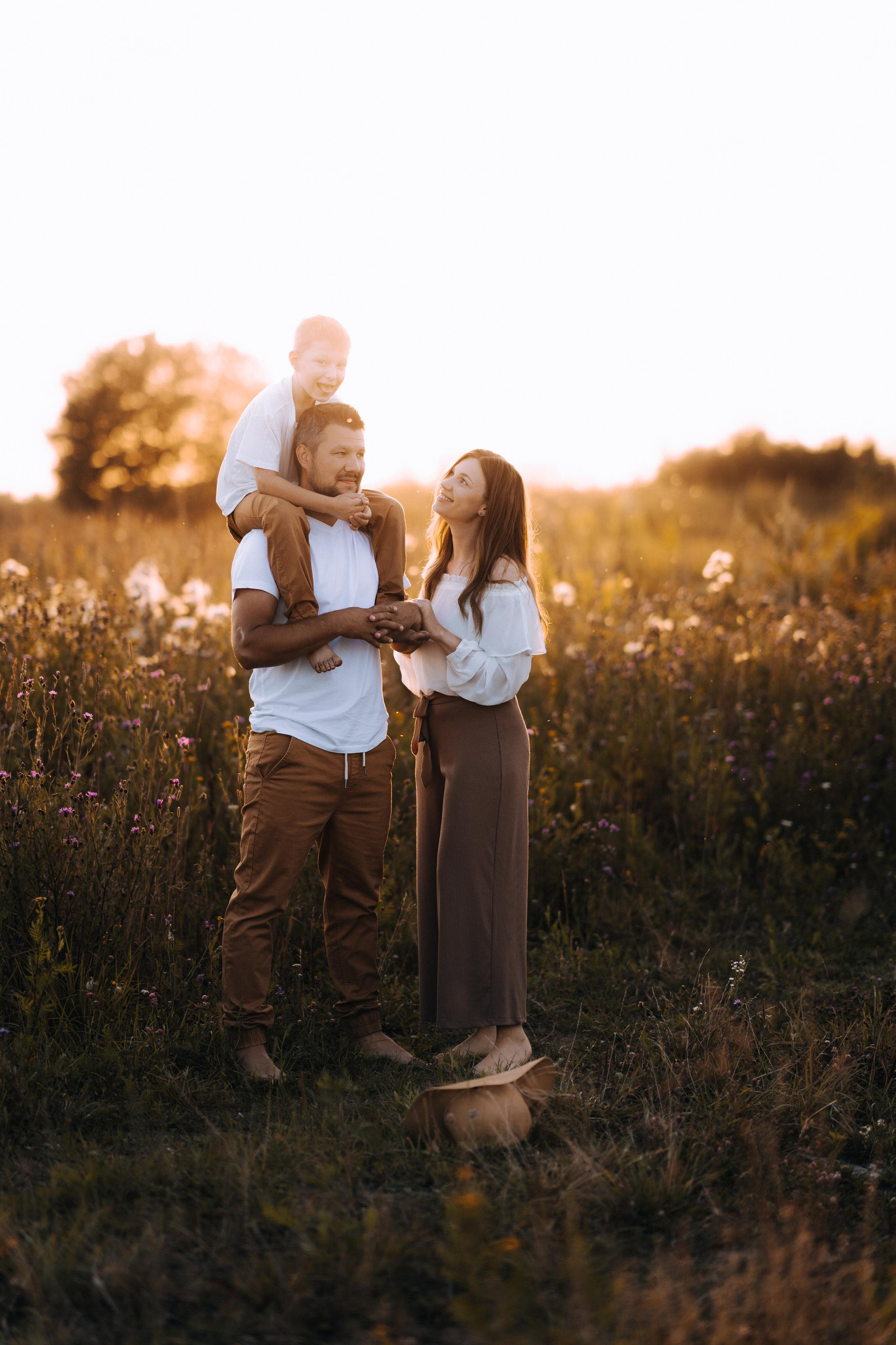 Семейная фотосессия в поле, фотограф Москва Елена Виниченко. Фотосессия новорожденных в Москве — newborn фотограф Елена Виниченко