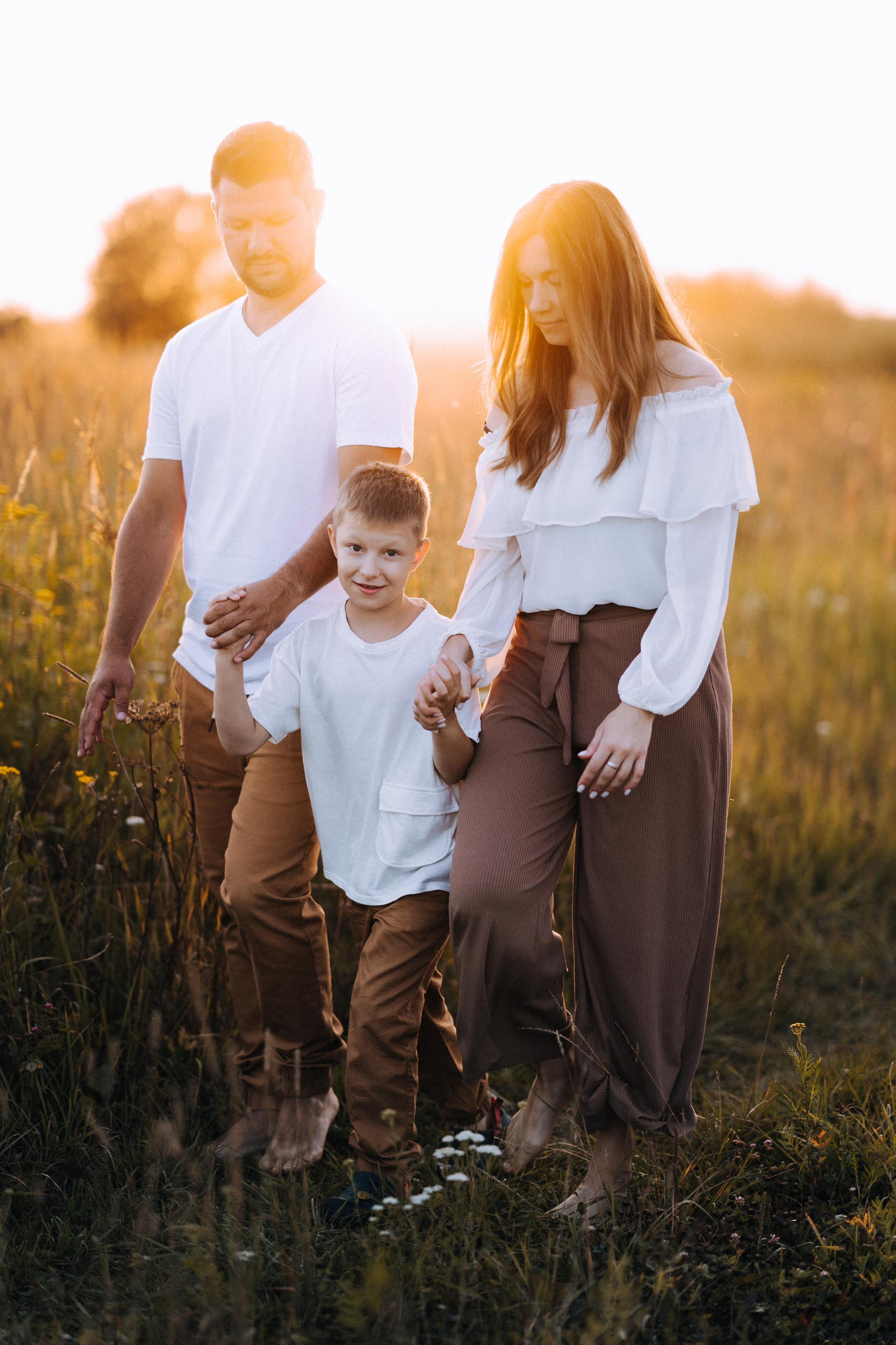 Семейная фотосессия в поле, фотограф Москва Елена Виниченко. Фотосессия новорожденных в Москве — newborn фотограф Елена Виниченко