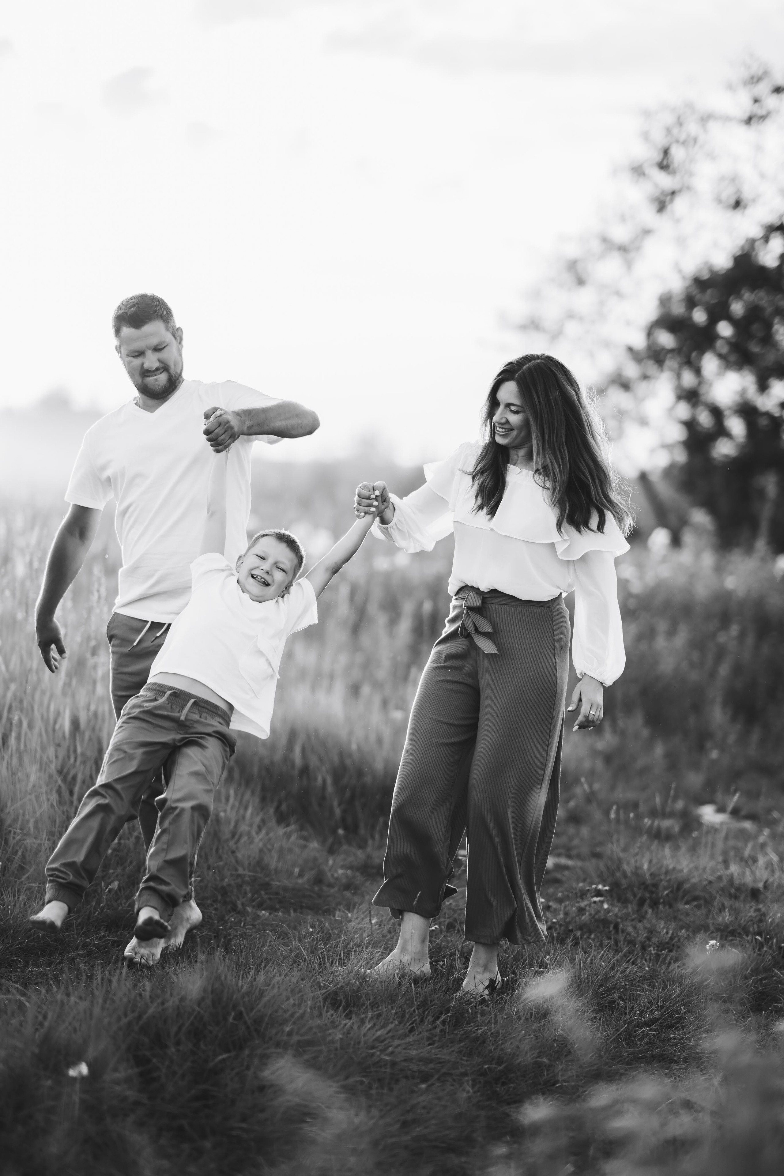 Семейная фотосессия в поле, фотограф Москва Елена Виниченко. Фотосессия новорожденных в Москве — newborn фотограф Елена Виниченко