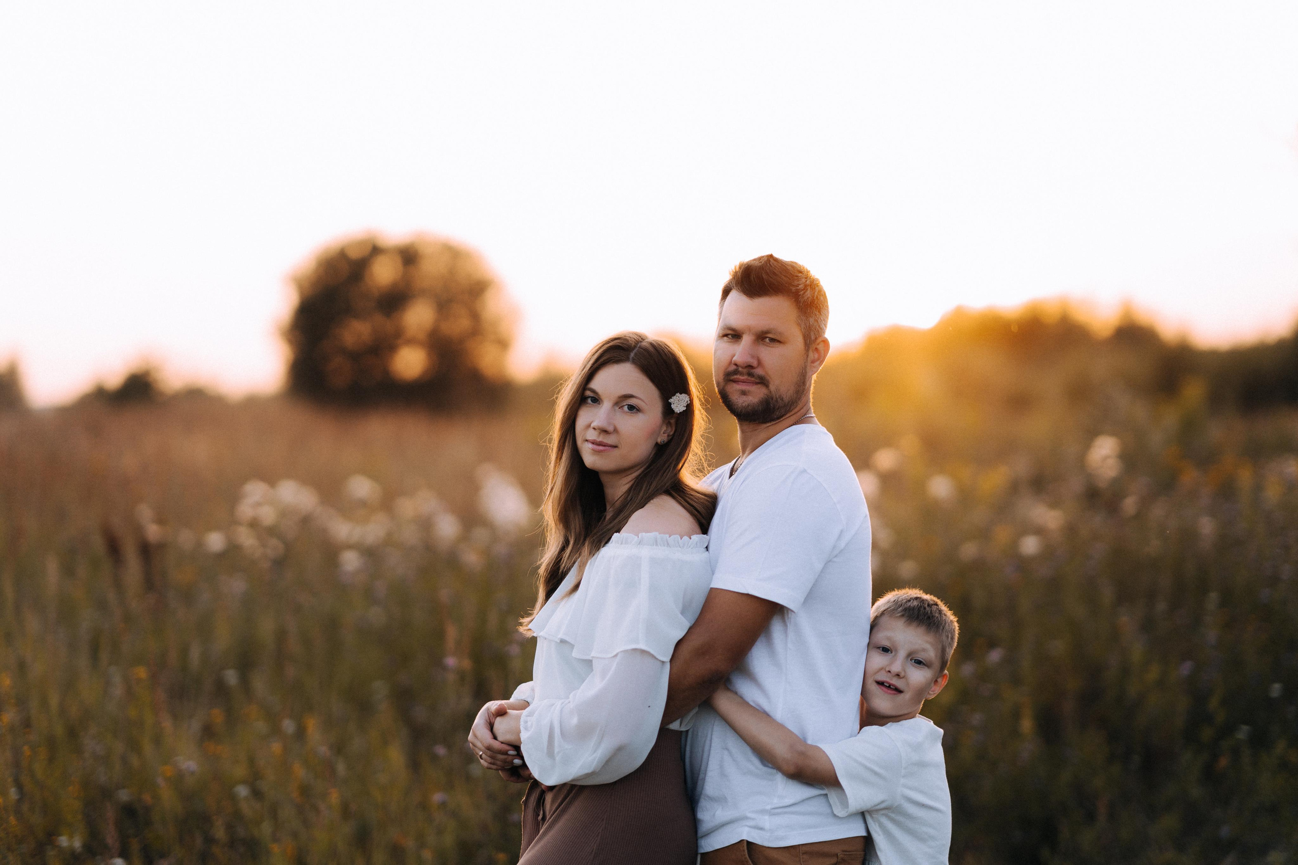 Семейная фотосессия в поле, фотограф Москва Елена Виниченко. Фотосессия новорожденных в Москве — newborn фотограф Елена Виниченко
