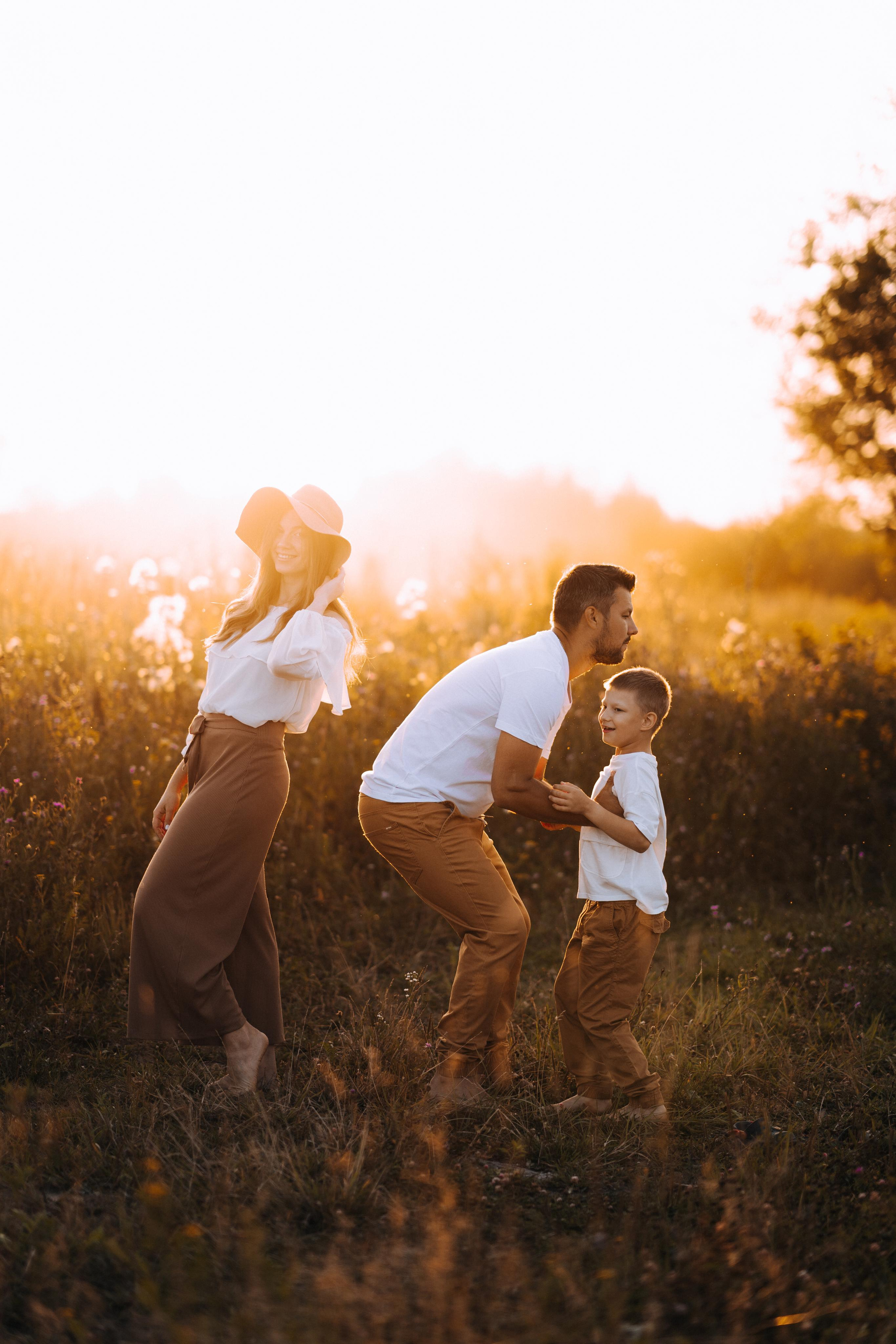 Семейная фотосессия в поле, фотограф Москва Елена Виниченко. Фотосессия новорожденных в Москве — newborn фотограф Елена Виниченко