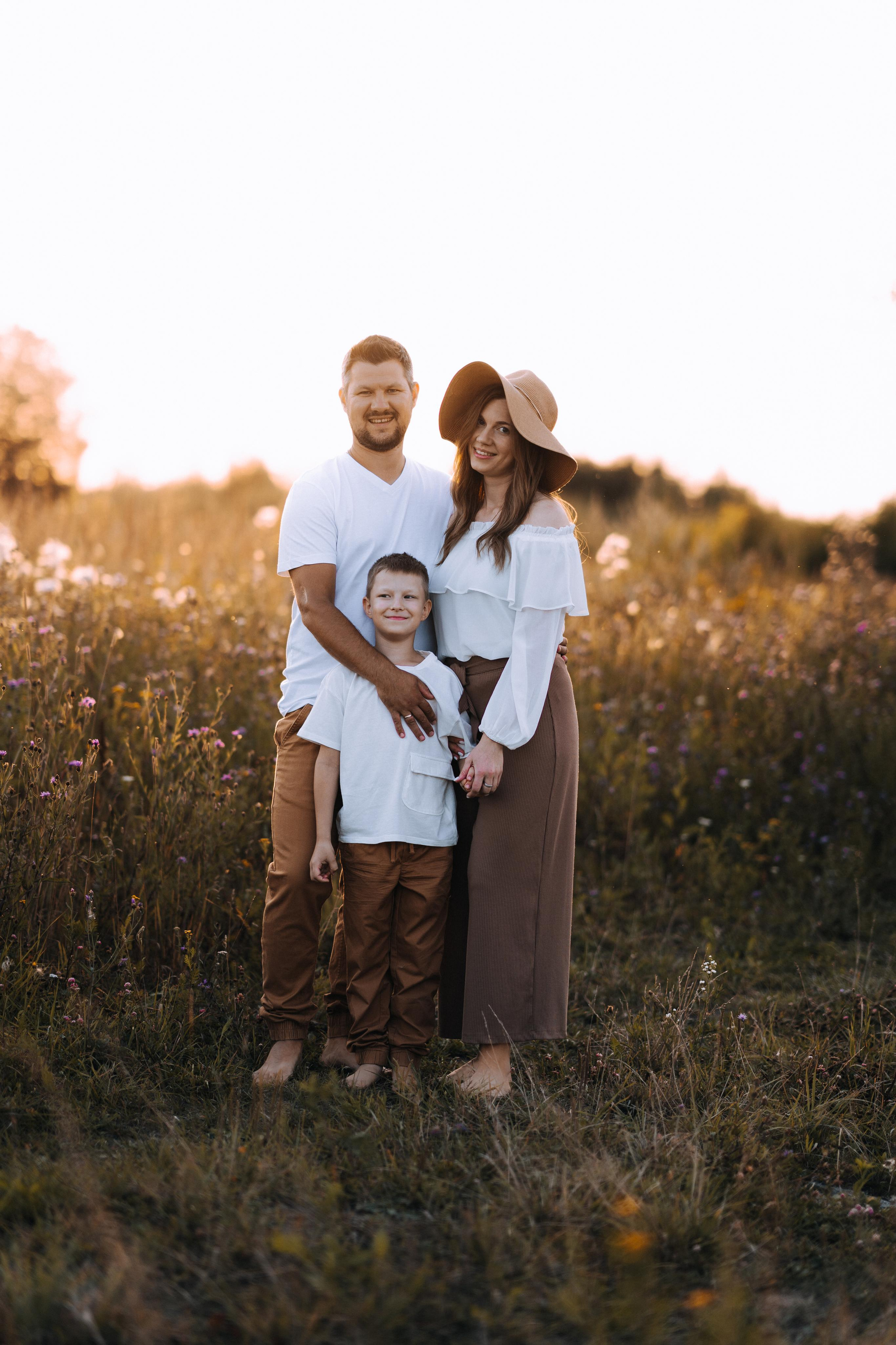 Семейная фотосессия в поле, фотограф Москва Елена Виниченко. Фотосессия новорожденных в Москве — newborn фотограф Елена Виниченко