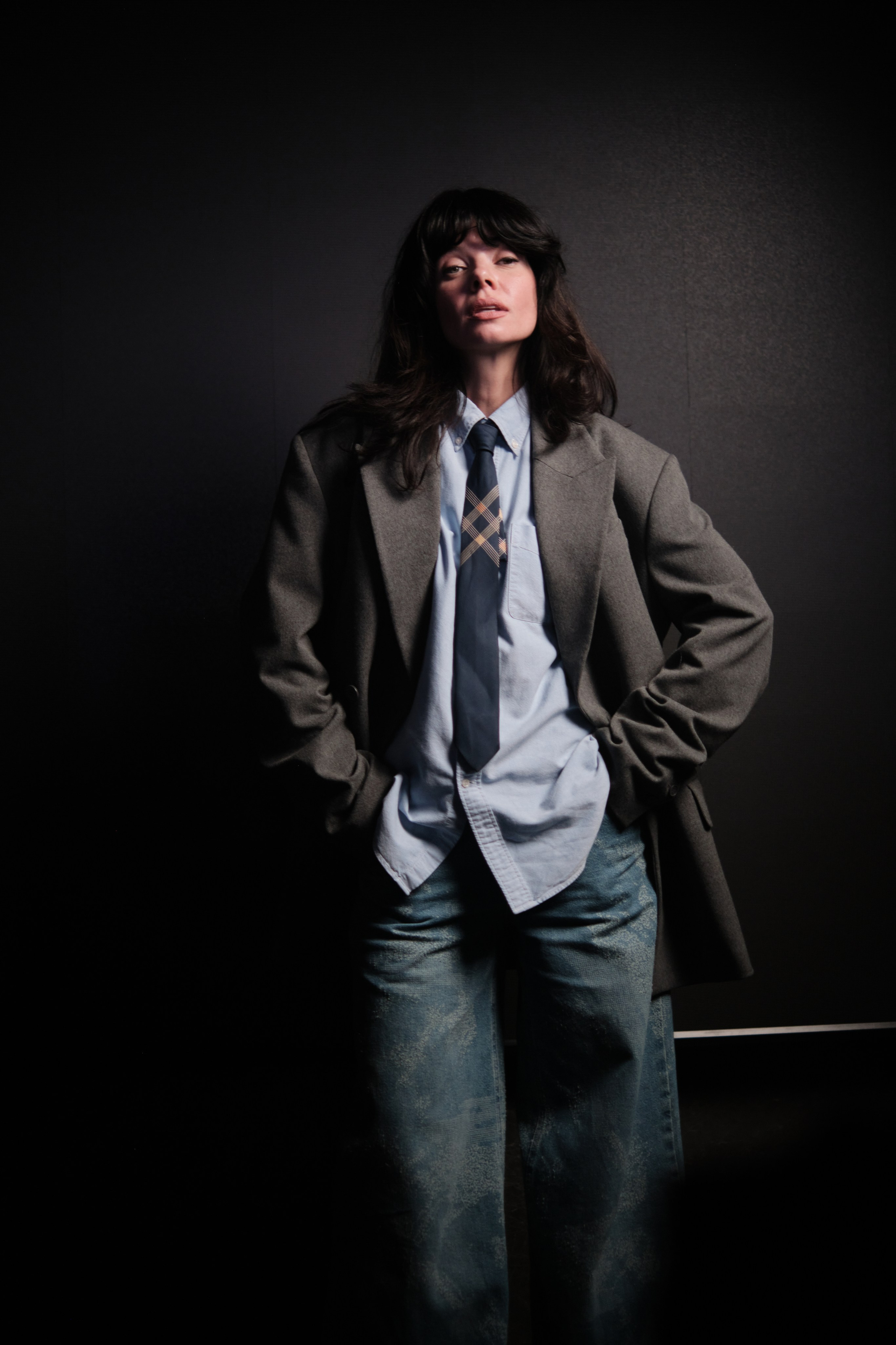 Женский портрет в пиджаке и драматичном свете