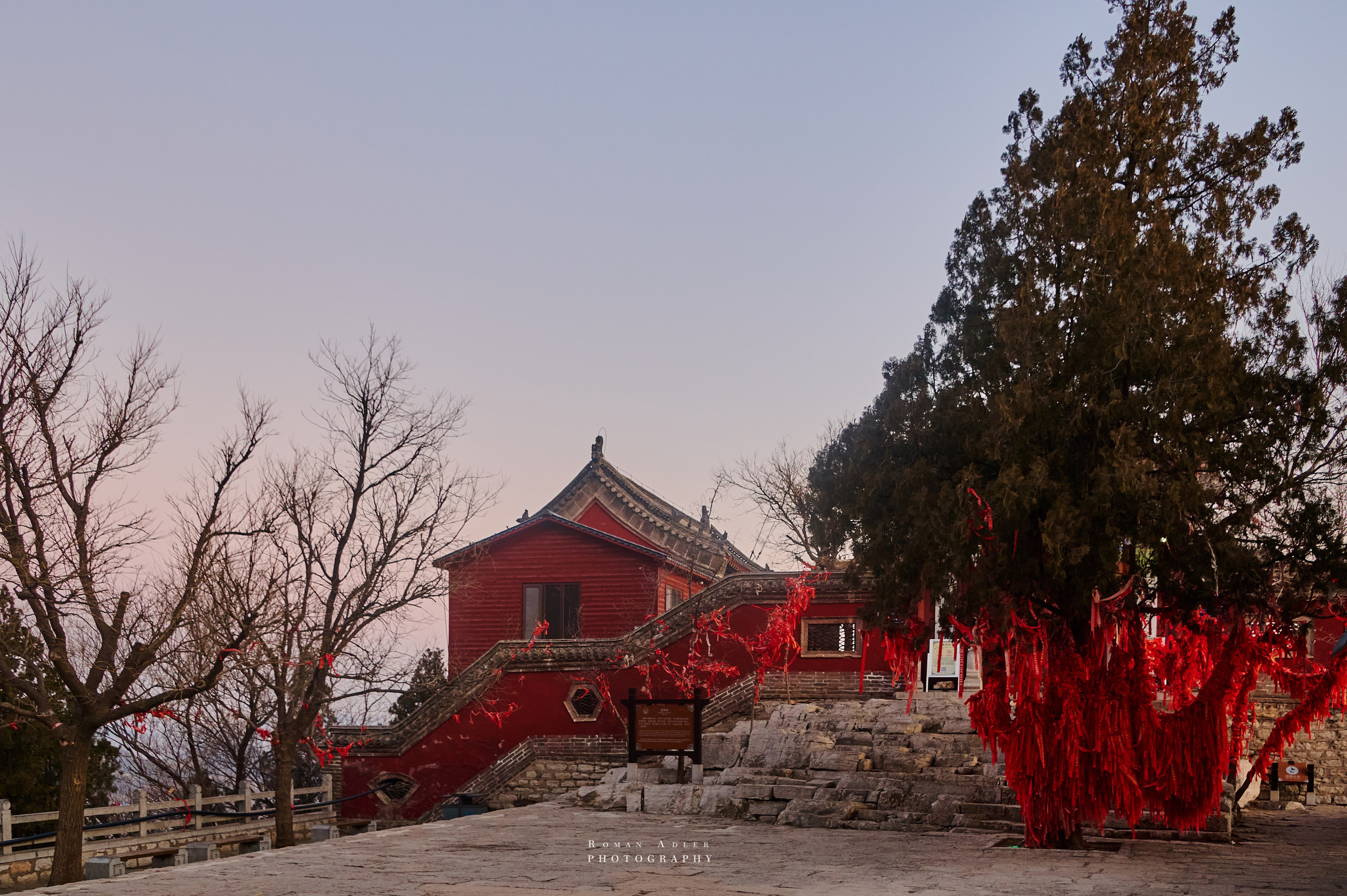 Рассвет на храмовой горе Юнмень. Цинчжоу. Фотограф Роман Адлер