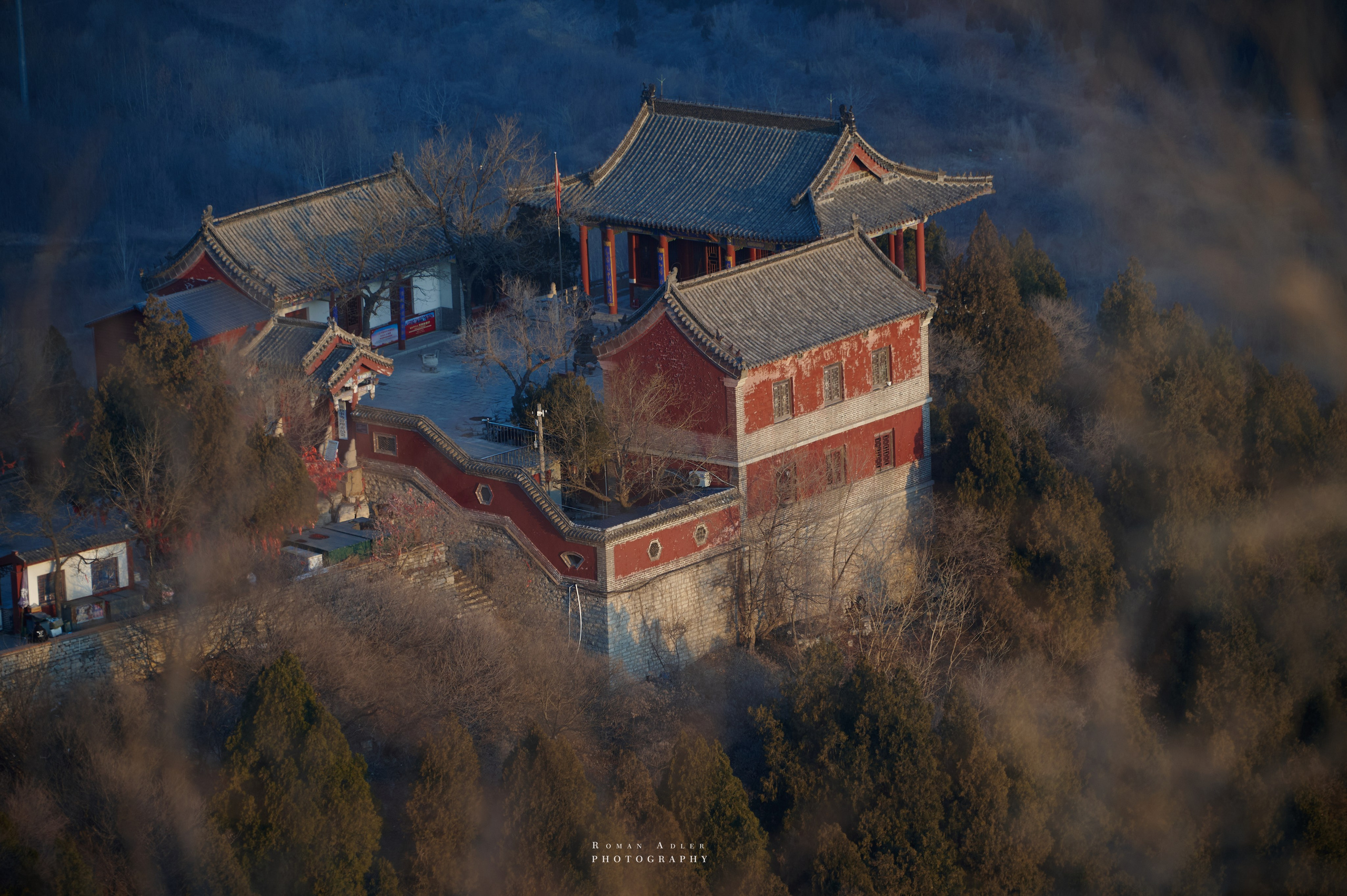 Рассвет на храмовой горе Юнмень. Цинчжоу. Фотограф Роман Адлер