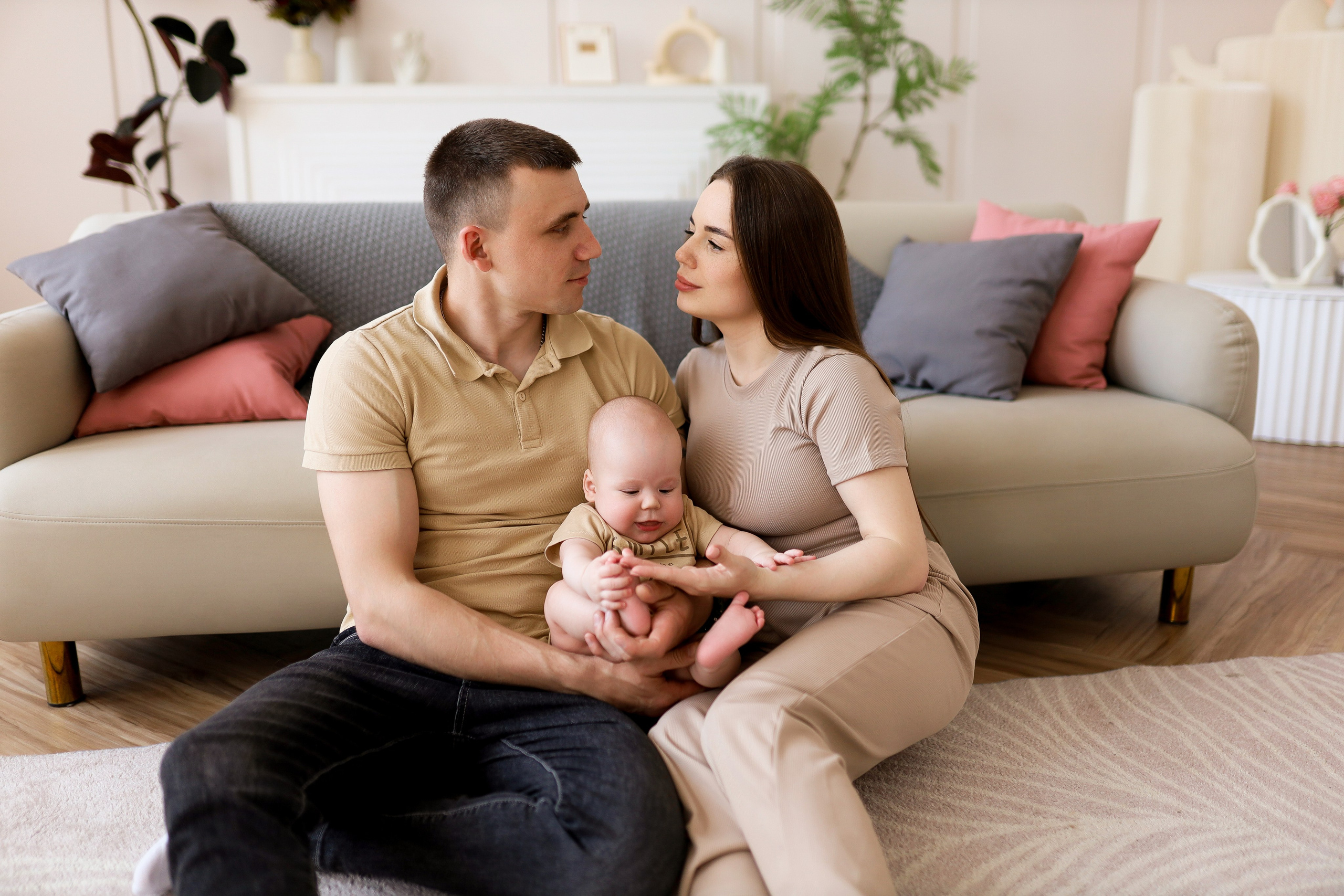 Семейная съёмка в белом зале. ФОТОГРАФ ХАБАРОВСК АНАСТАСИЯ РАЧЕНКОВА