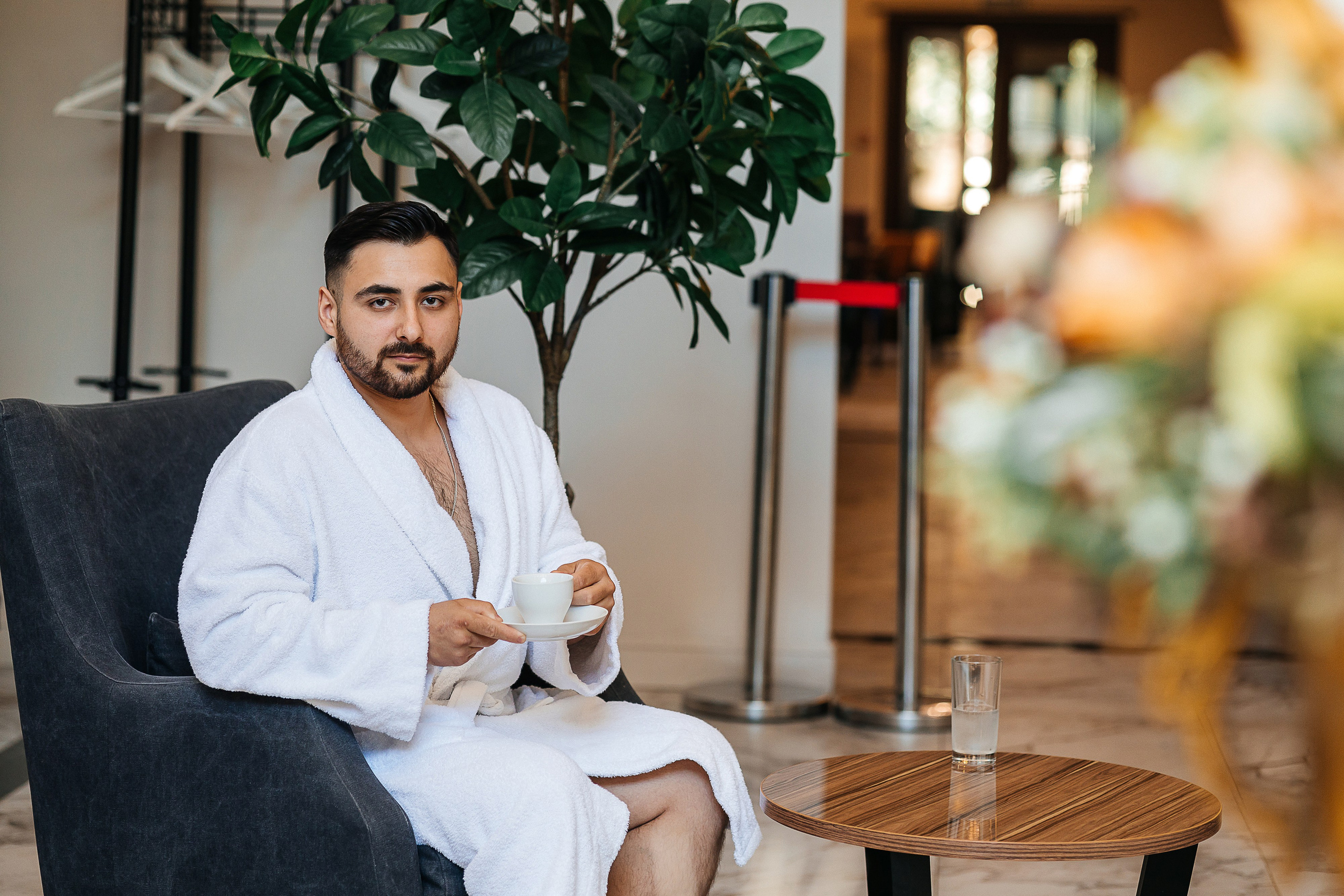 Свадебная фотосессия пары в номере отеля. Олег Сверчков | Свадебный фотограф Вологда