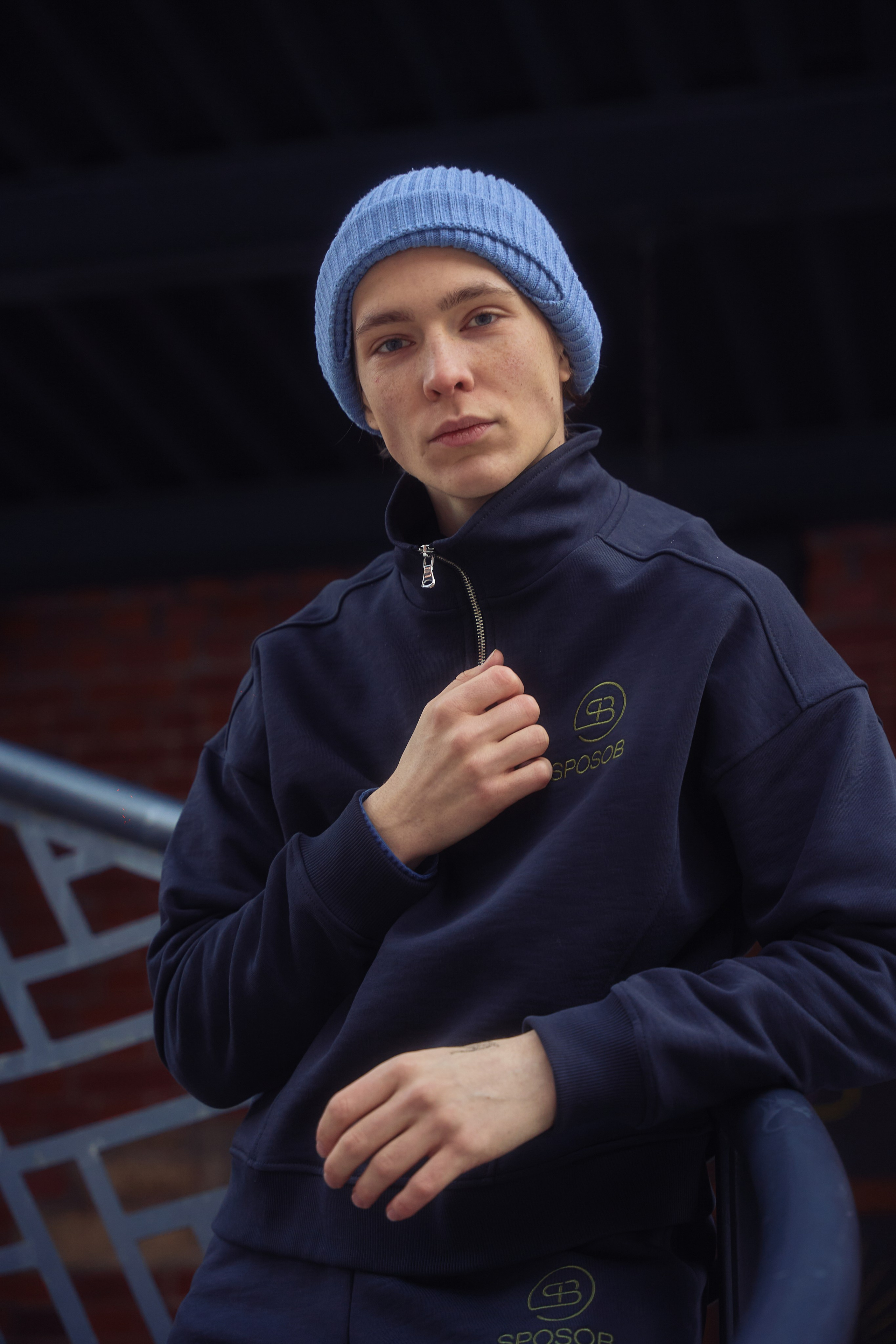 Парень модель в кофте и голубой шапке