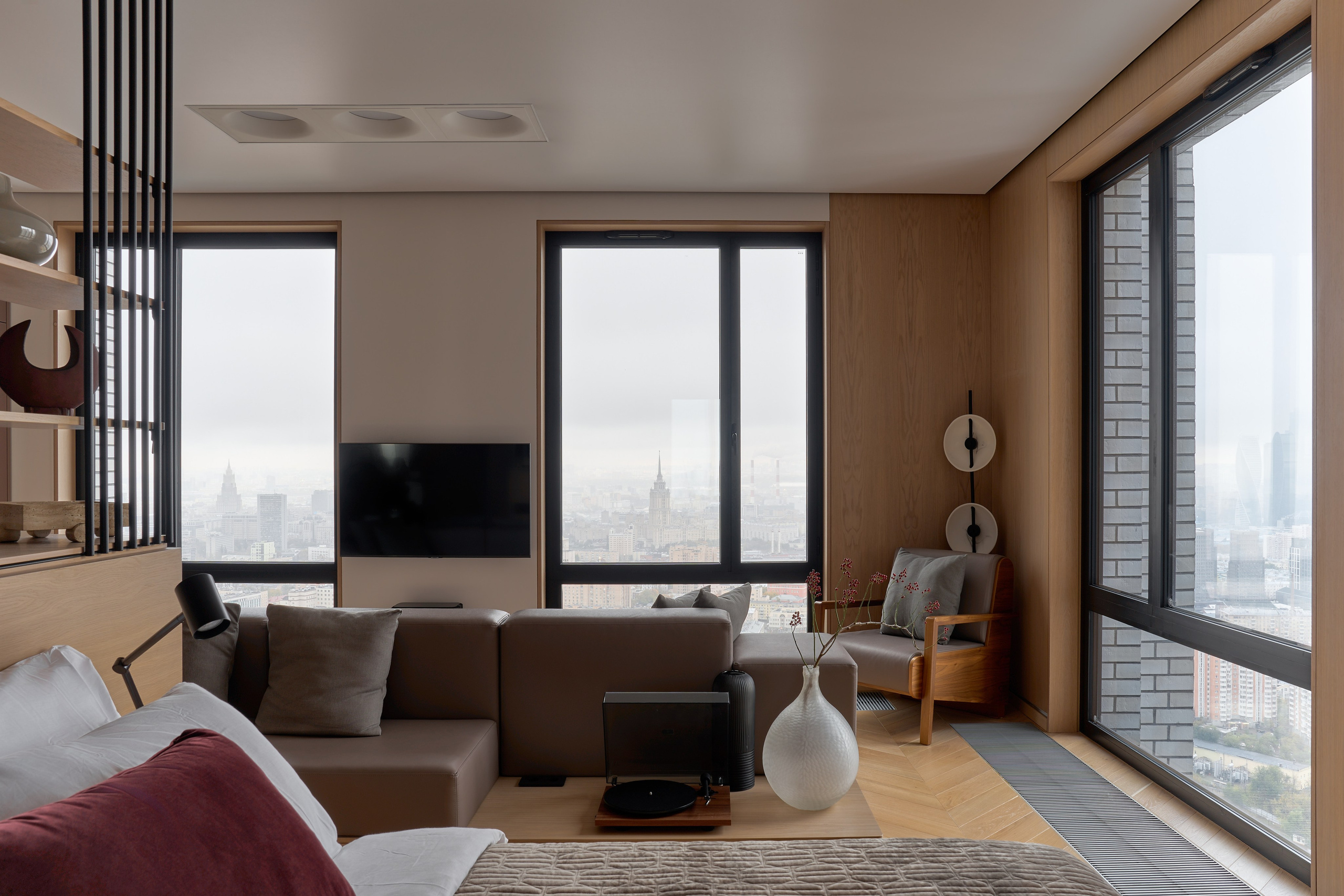 Квартира - студия на 44 этаже в ретро стиле