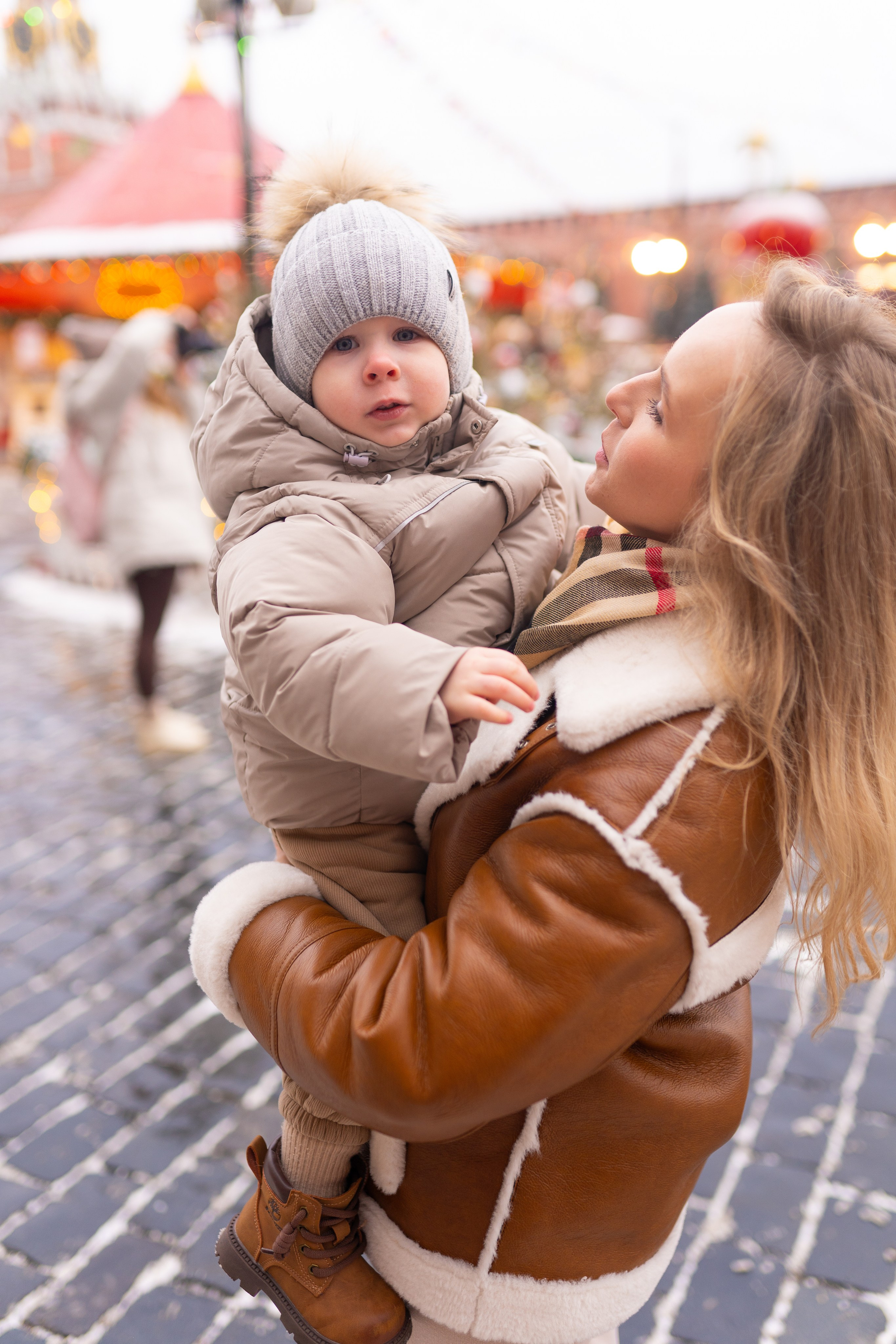 Павел, Егор и Наталия на ГУМ Ярмарке. Свадебный фотограф в Москве Анна Полушина