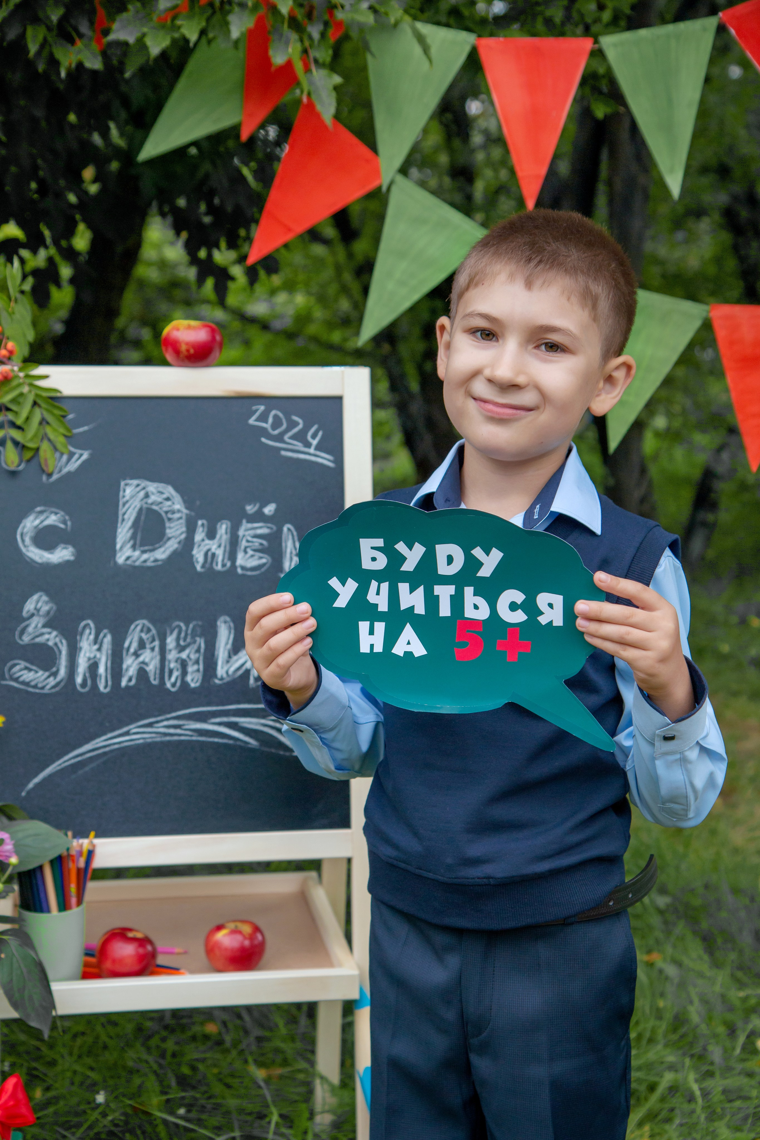 Школьная фотосессия на улице. Фотограф в Шелехове, лучшие выпускные альбомы в Шелехове