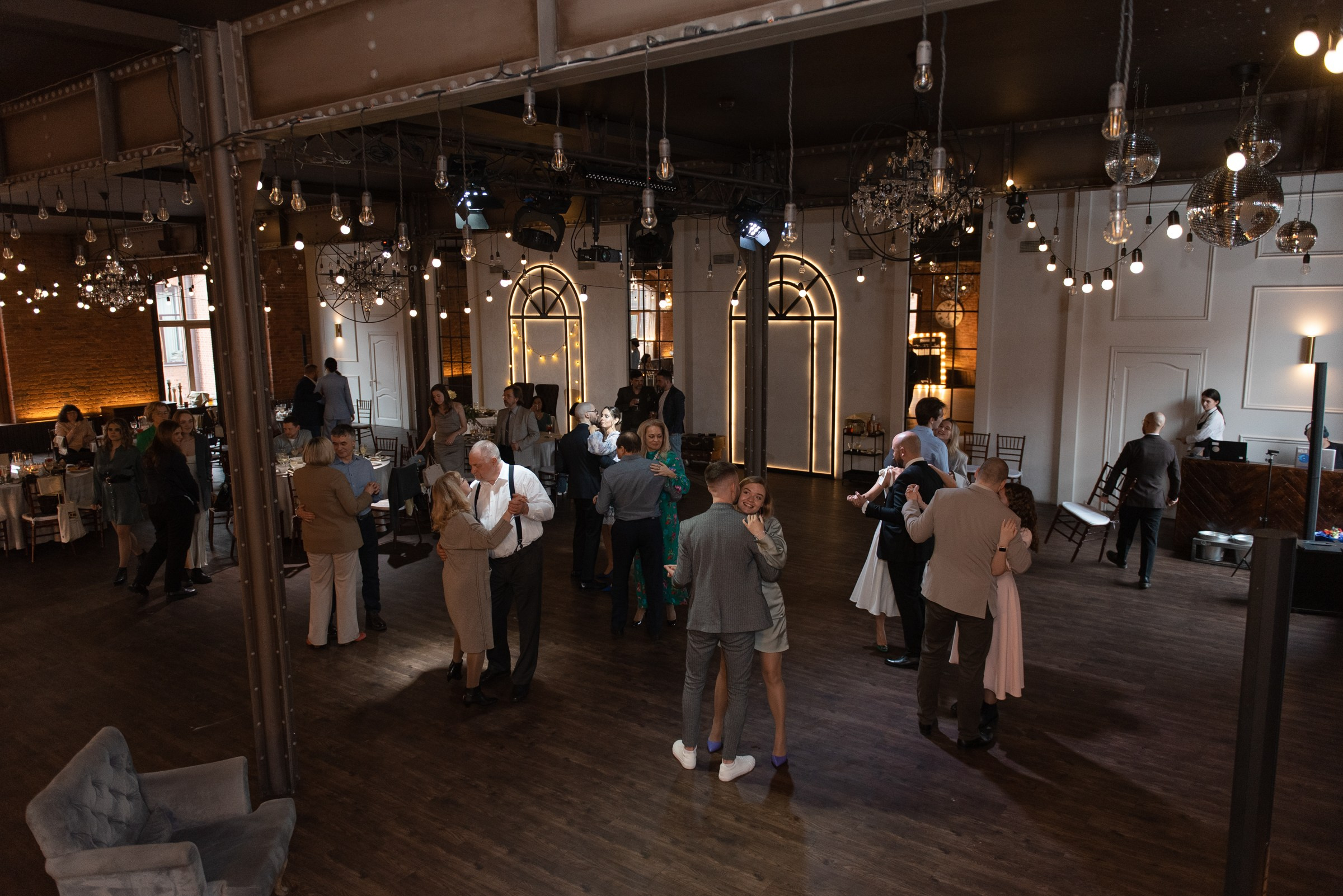 свадебный банкет в весеннем лофте