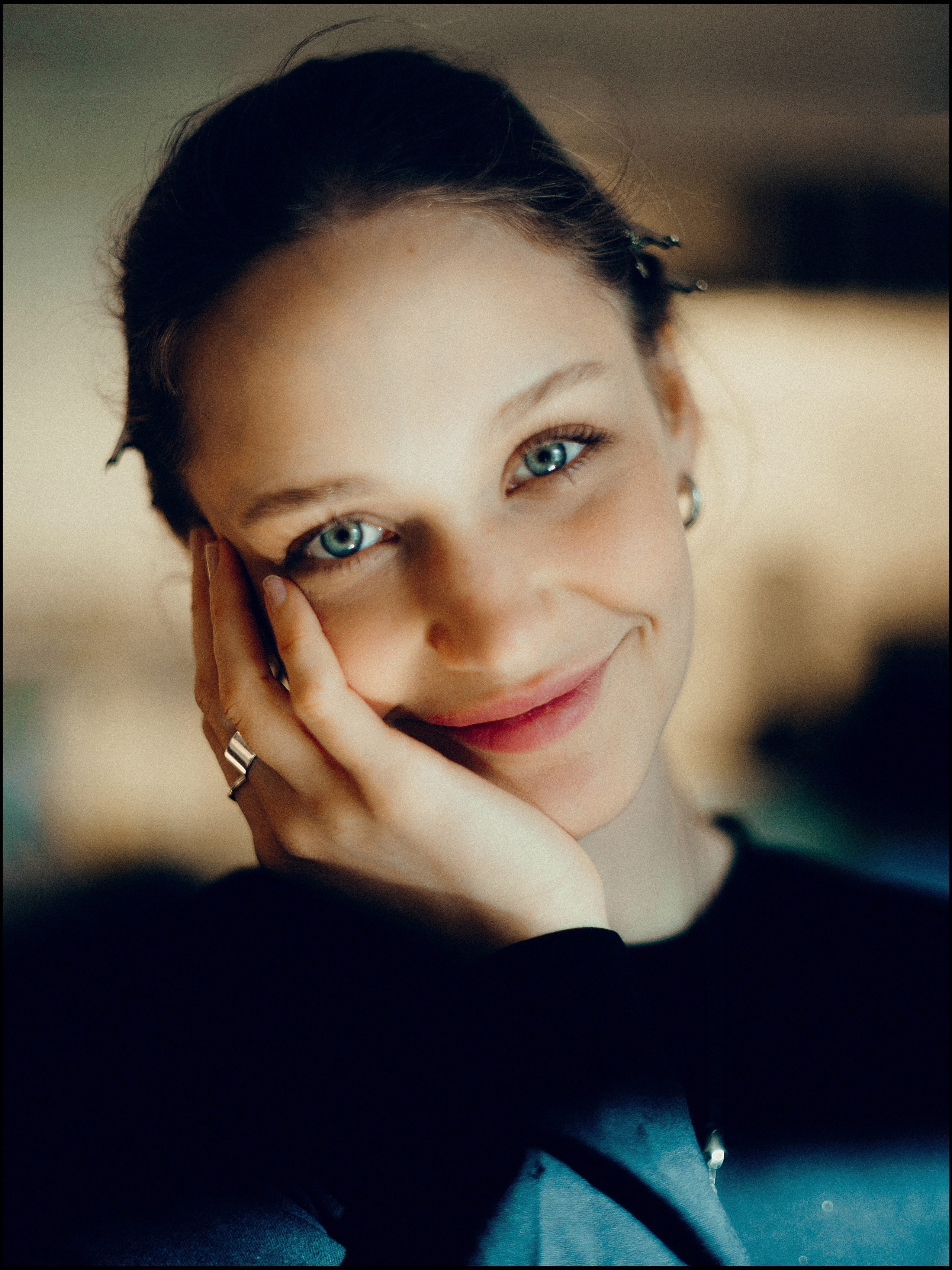 Портретная женская съемка в кофейне