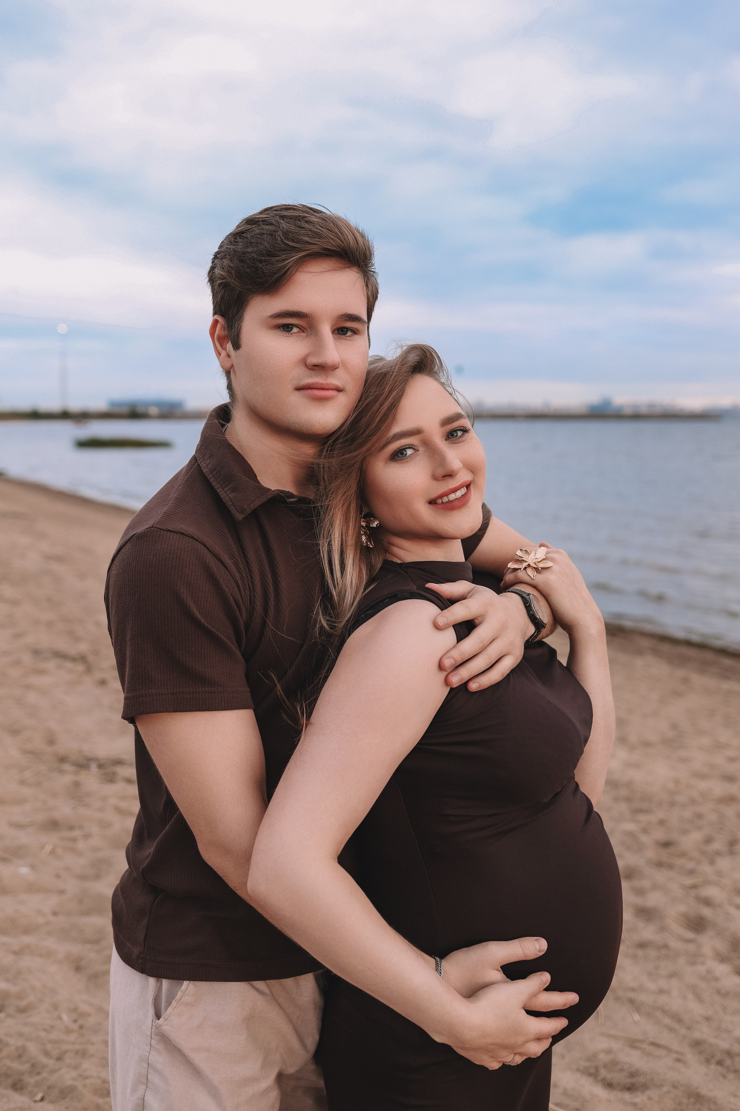 Пара обнимается на пляже, беременность, цветной портрет