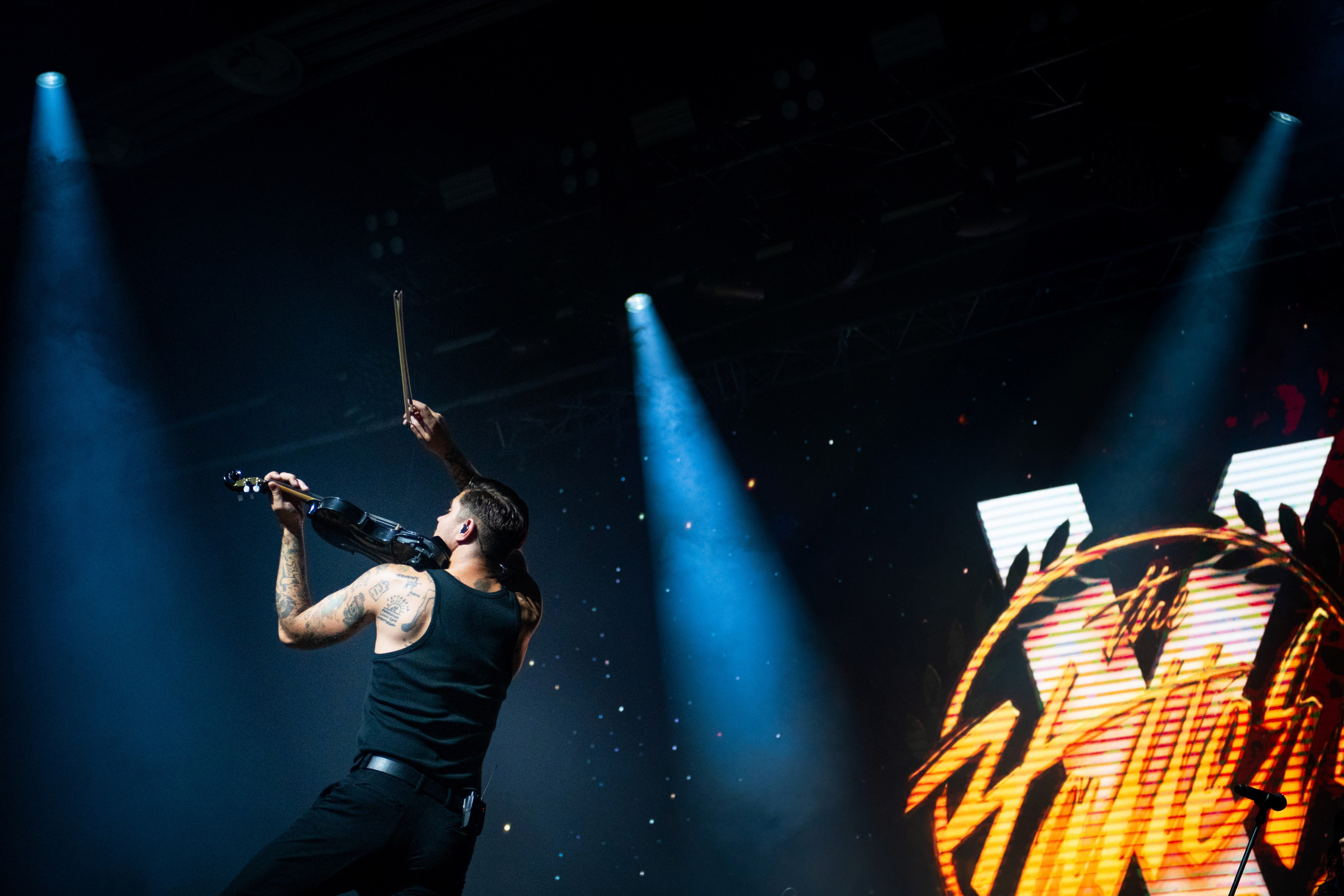 Вокалист The Hatters показывает в зал во время выступления