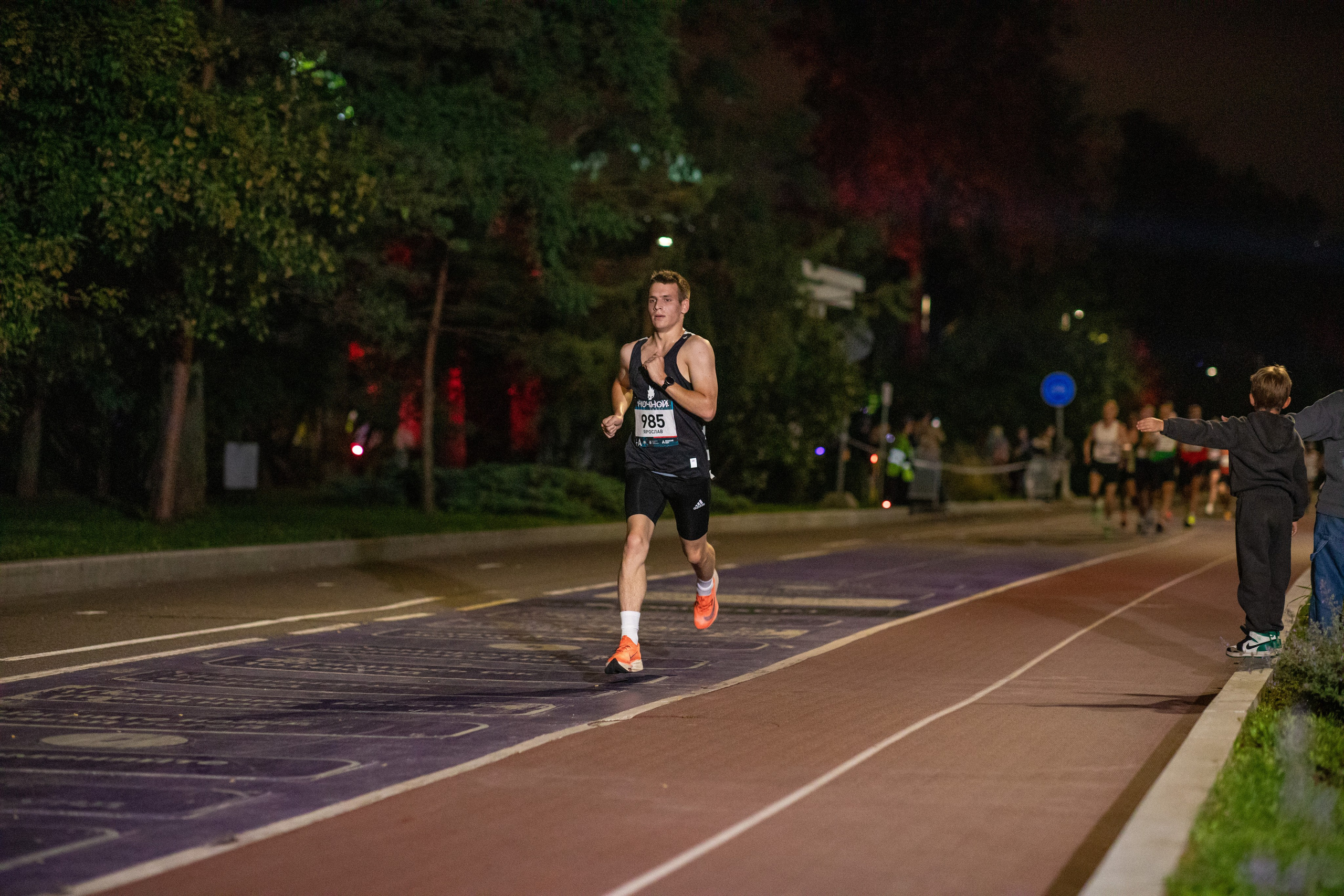 Ночной забег в ленте фотографий бегунов 03.08.24. Фотограф Сергей Ловкий