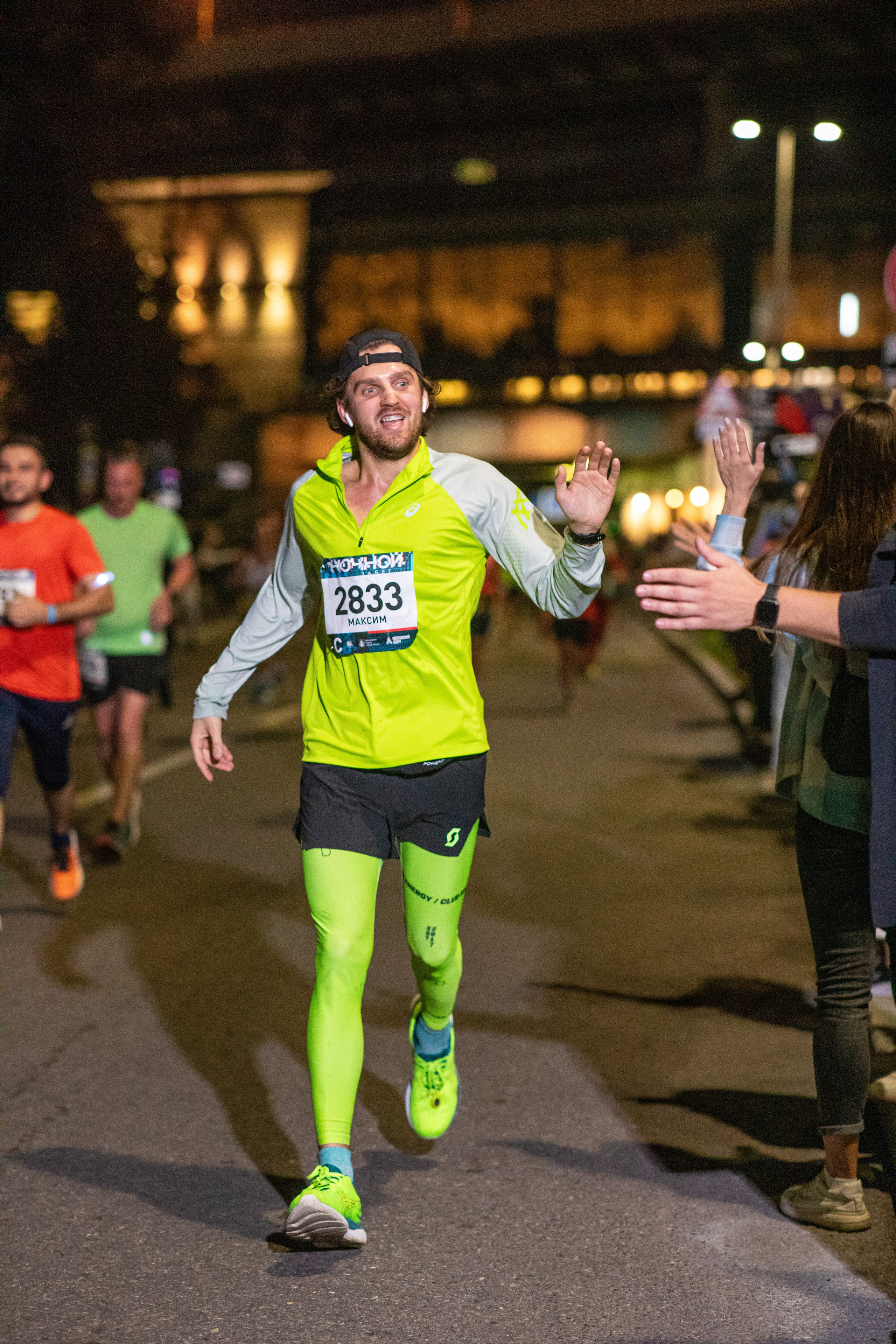 Ночной забег в ленте фотографий бегунов 03.08.24. Фотограф Сергей Ловкий