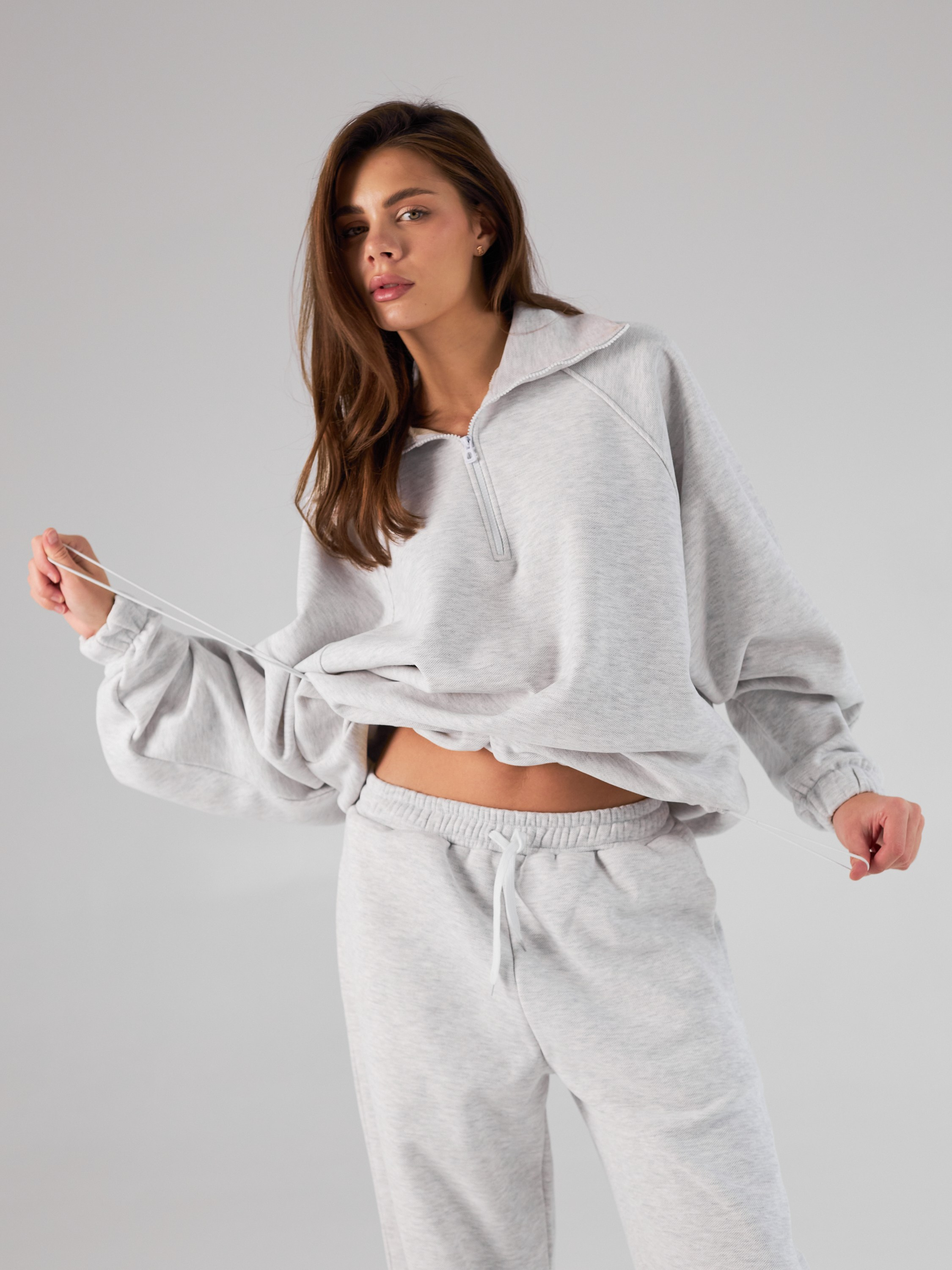 Фотосъемка оверсайз костюмов Екатеринбург Wildberries ВБ Ozon Озон спортивный костюм оверсайз фотосессия одежды Екб заказать цена фото товар. Фотограф Екатеринбург Анастасия Жерновская | Маркетплейсы и нейрофото