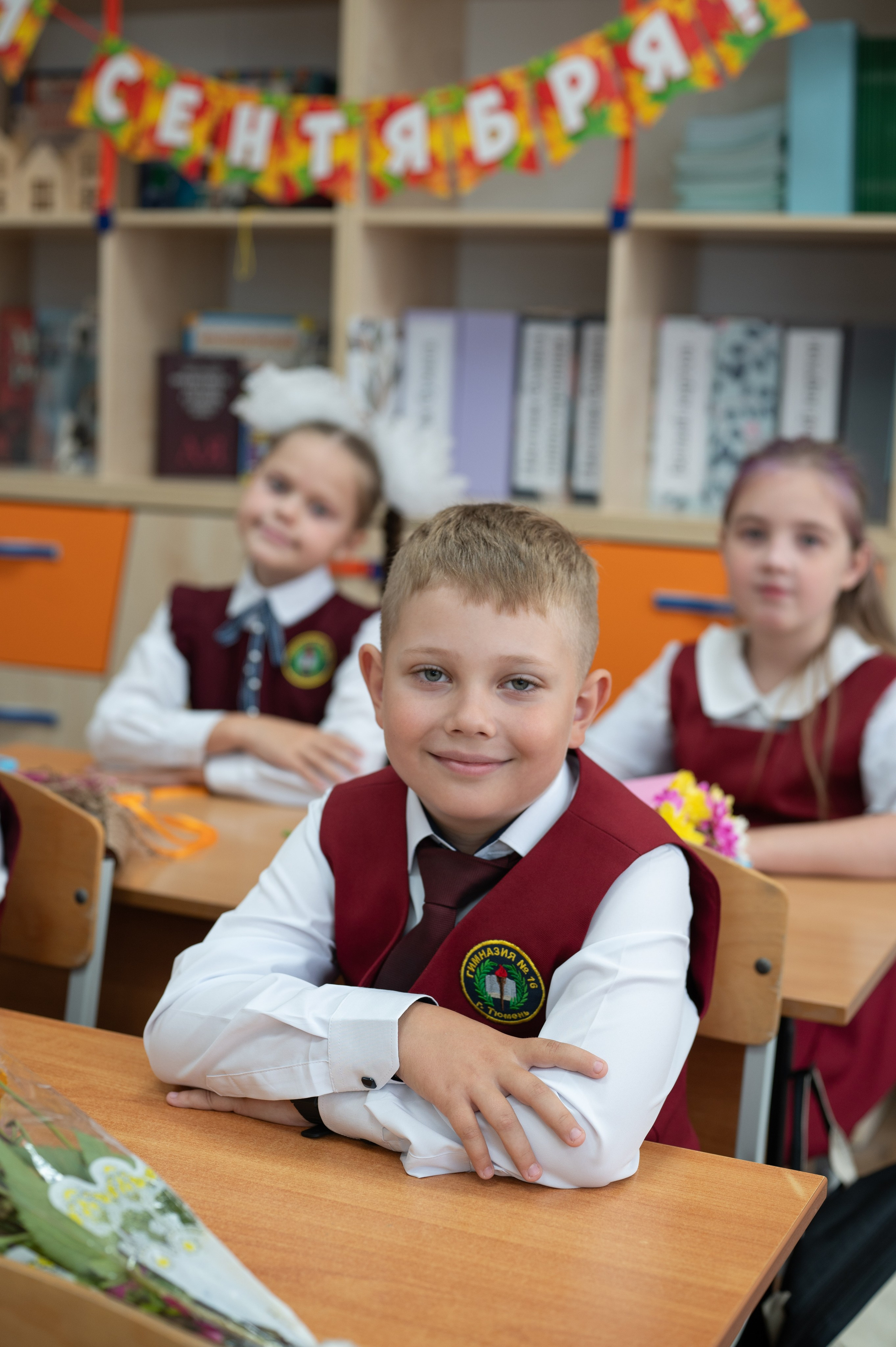 1 сентября 16 гимназия 2 класс (линейка + в классе+ на улице). Фотограф новорожденных, семейный детский в Тюмени Татьяна Морозова