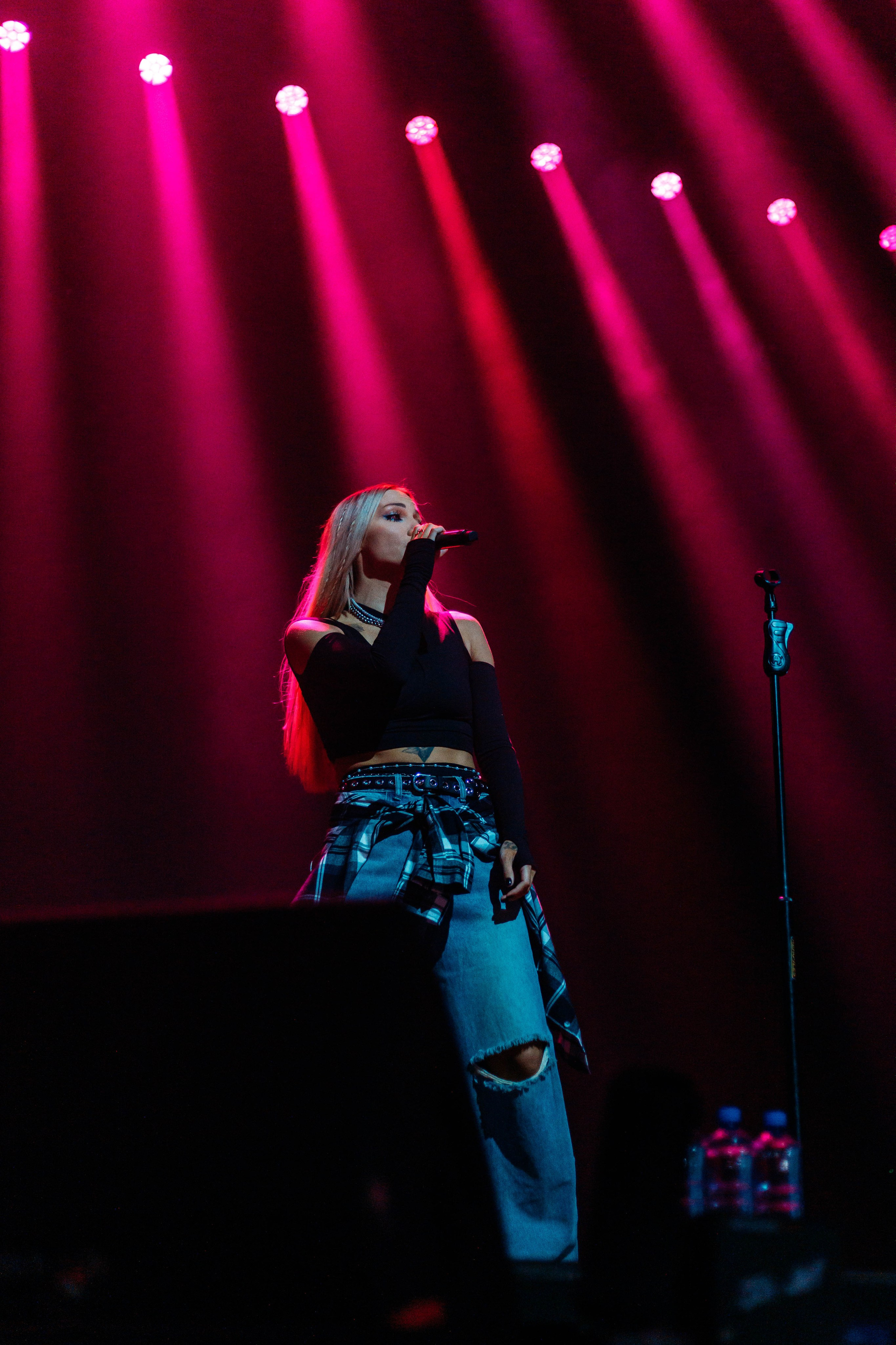 КОСИЧКИ ОТРЕЗАЛА И СОБРАЛА СТАДИУМ