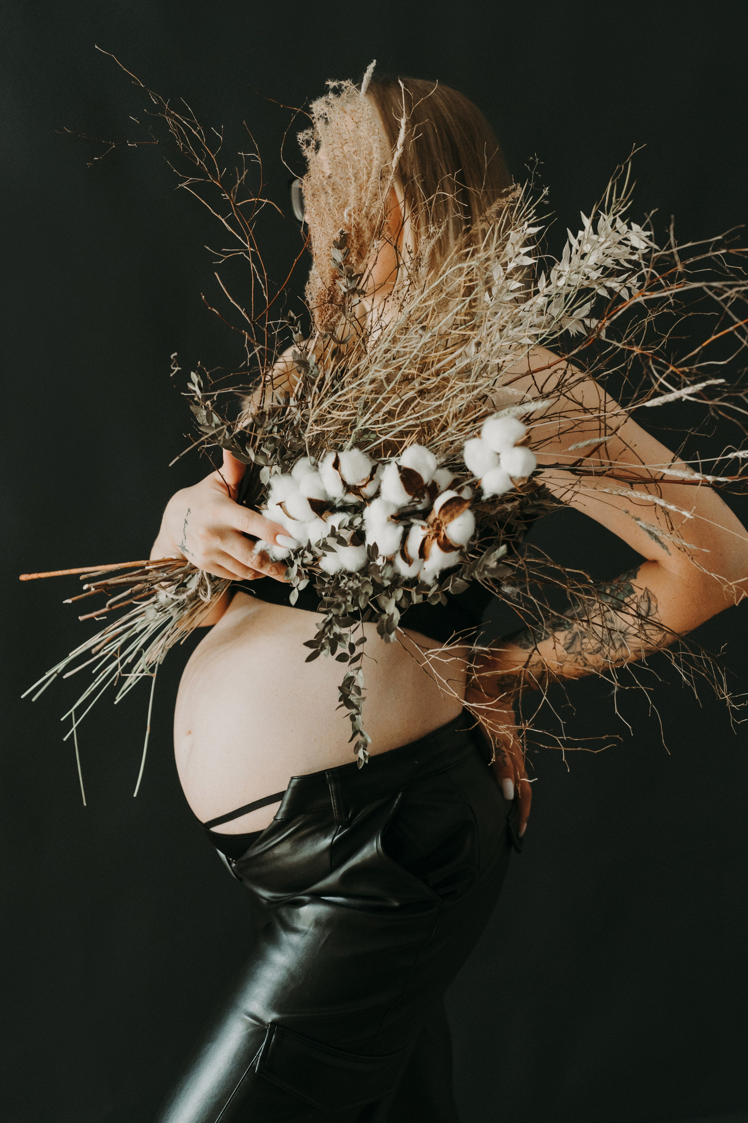 На черном фоне. Семейный и контент фотограф