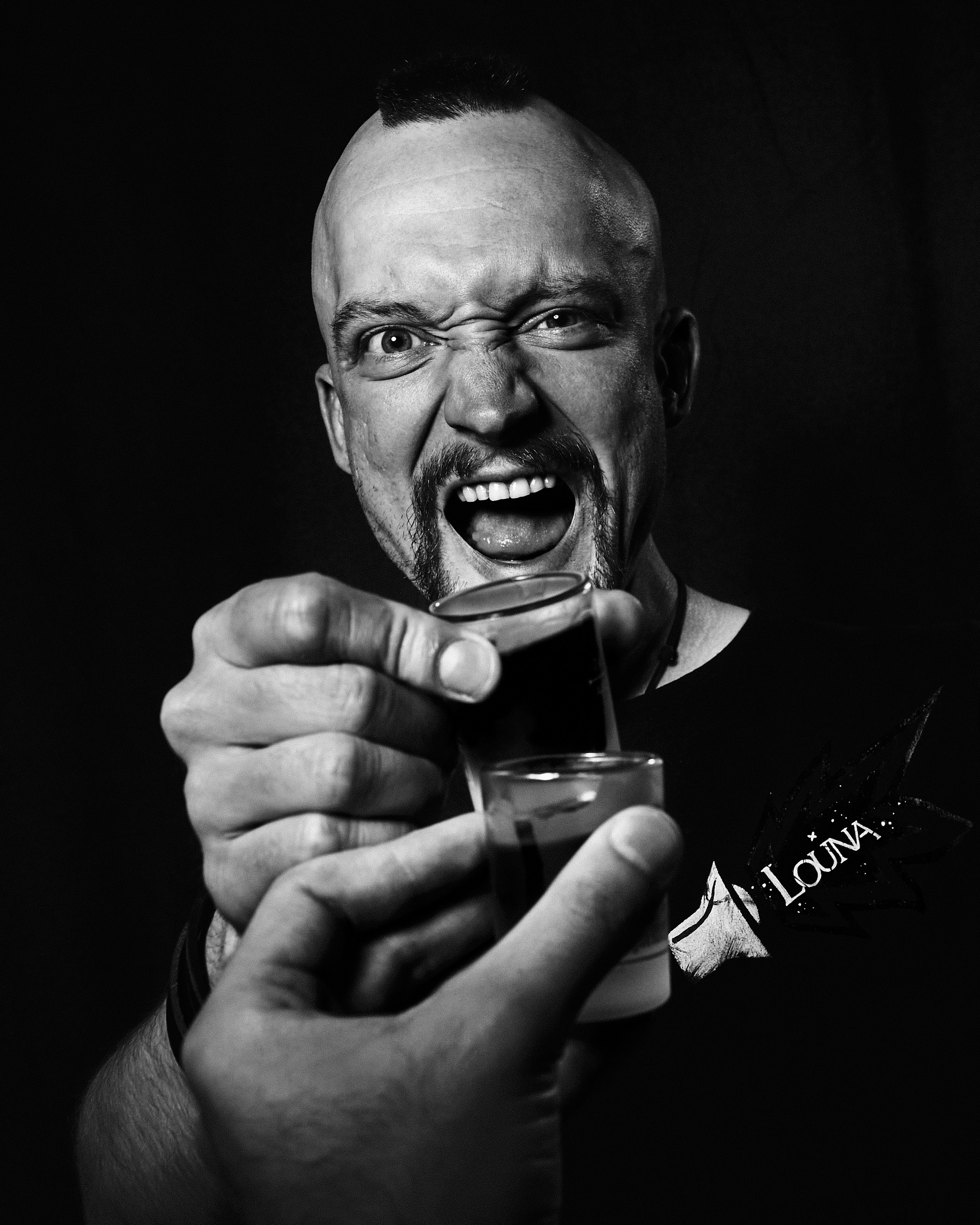 контрастный мужской ч/б портрет широкий угол