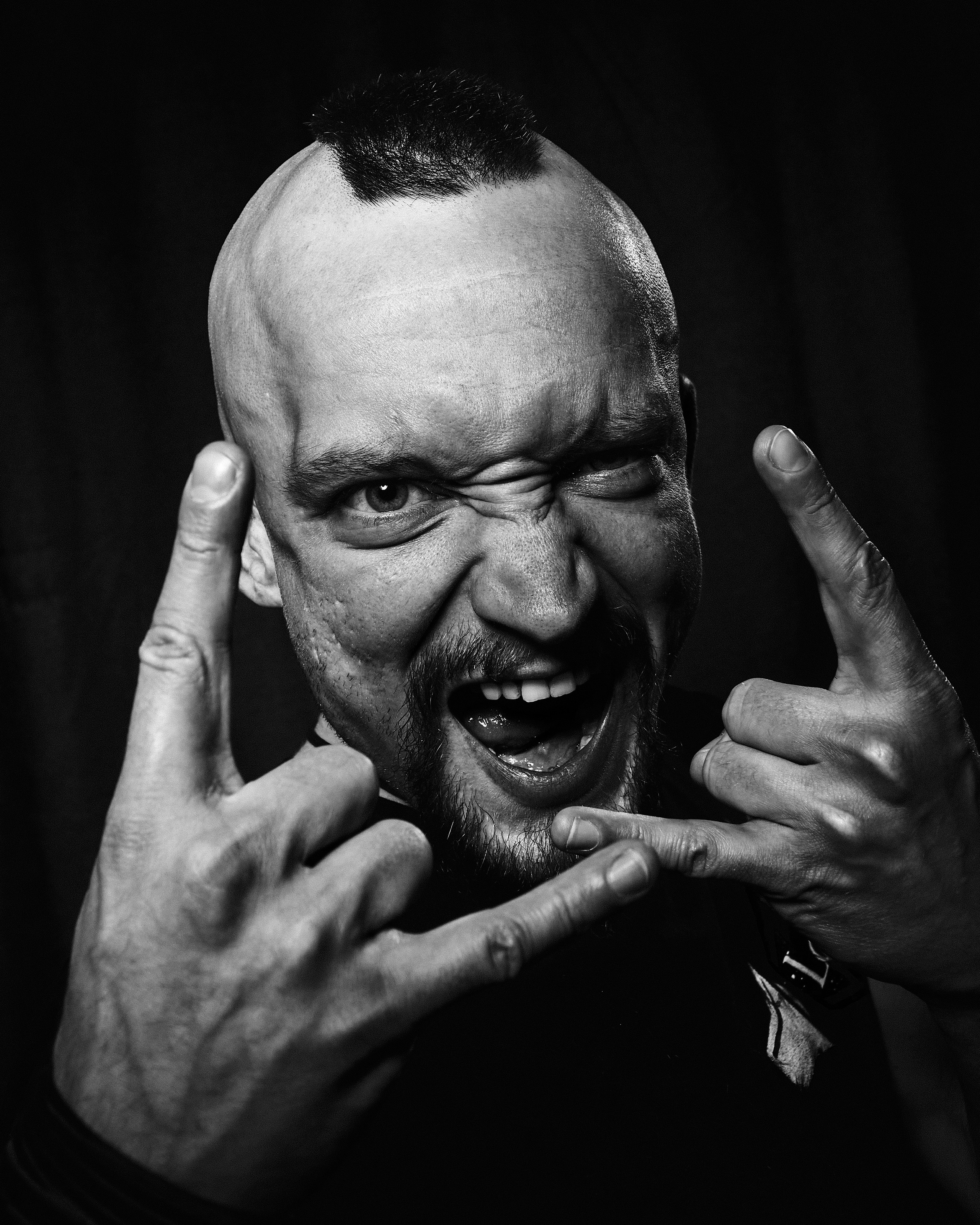 контрастный мужской ч/б портрет широкий угол