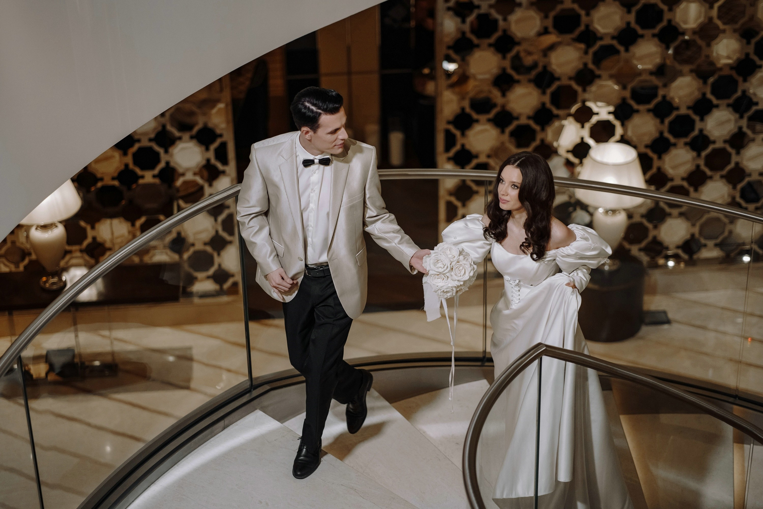 Фотосессия свадьбы на лестнице в Hyatt Regency Moscow Petrovsky Park. Свадебный и семейный фотограф в Москве Светлана Зоткина