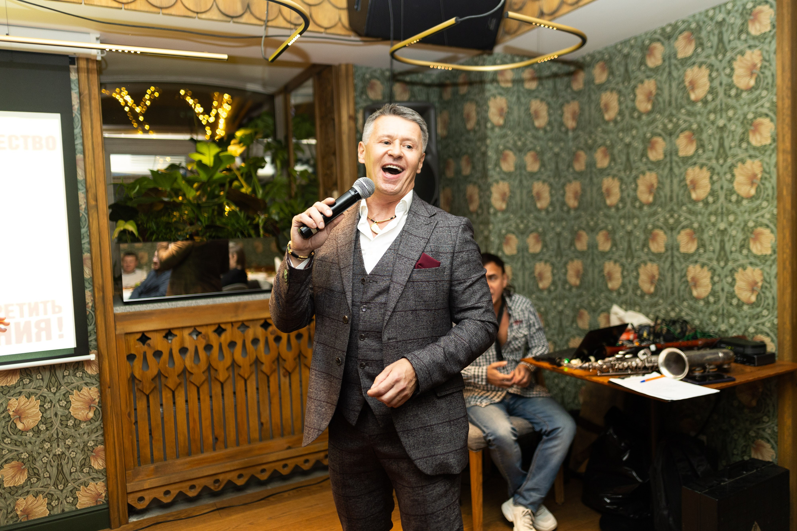 День рождения Андрея (ведущий: Сергей Исаев). Фотограф Родион Нарудинов