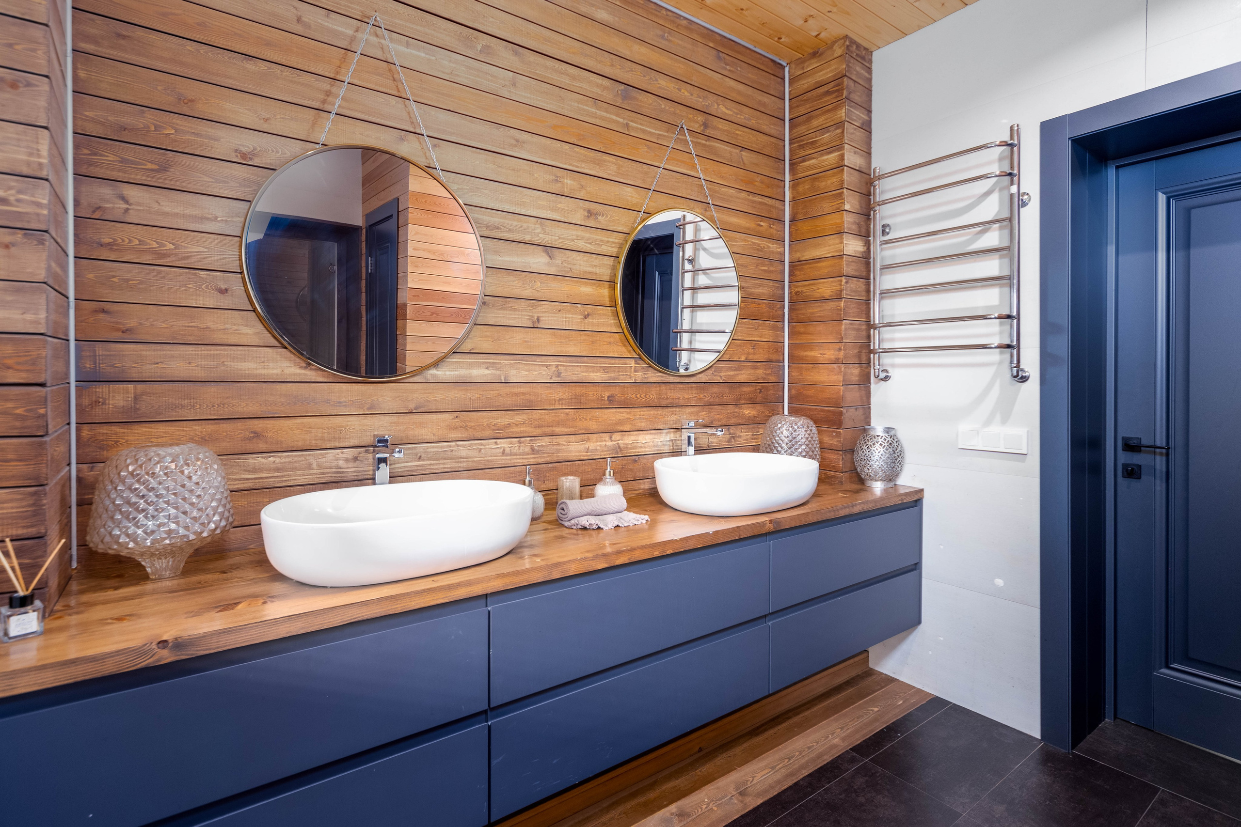 Фото интерьера основного санузла в загородной усадьбе под Минском