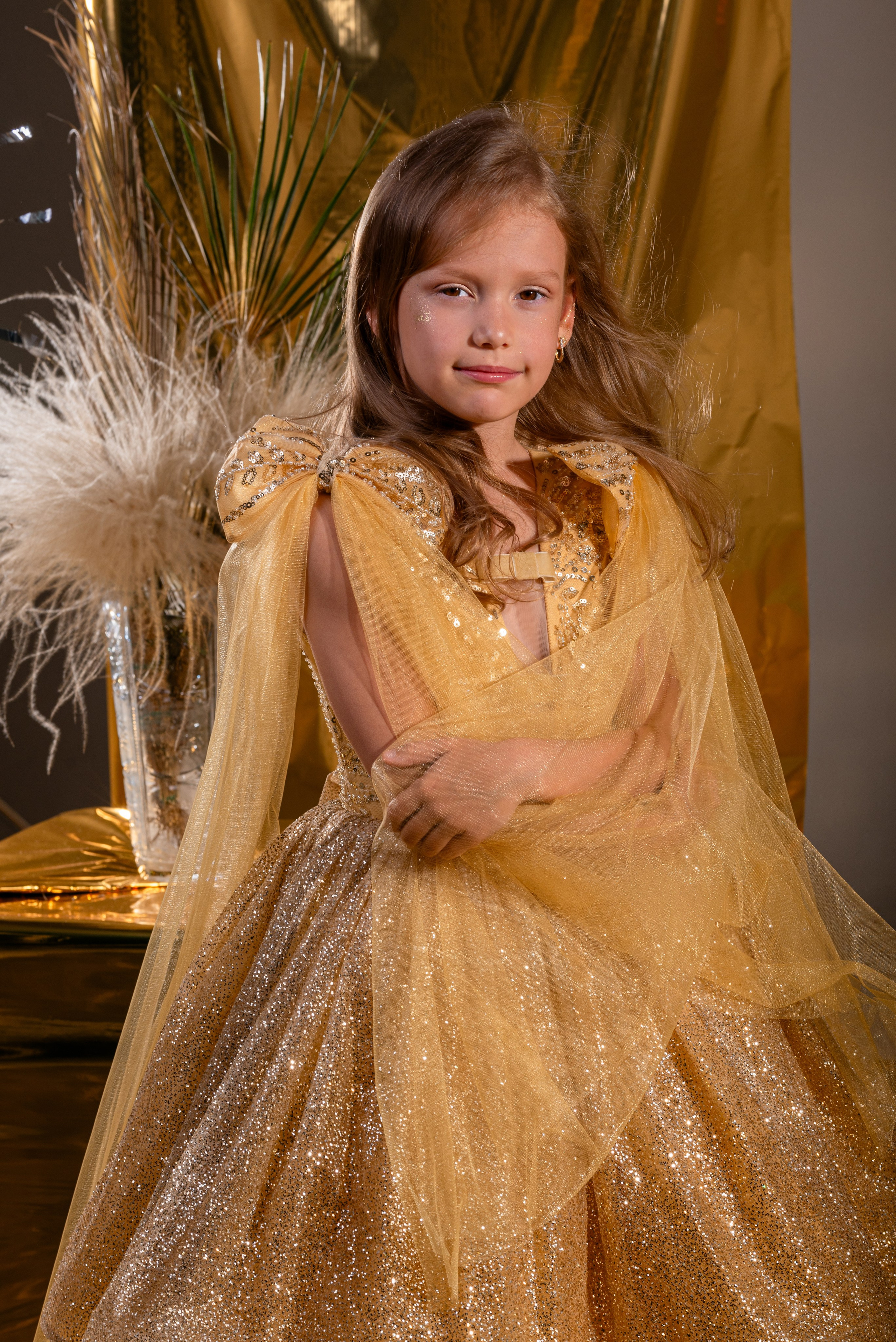 Детская профессиональная фотосессия под ключ, фотосессия в золоте. Детский студийный фотограф Сочи