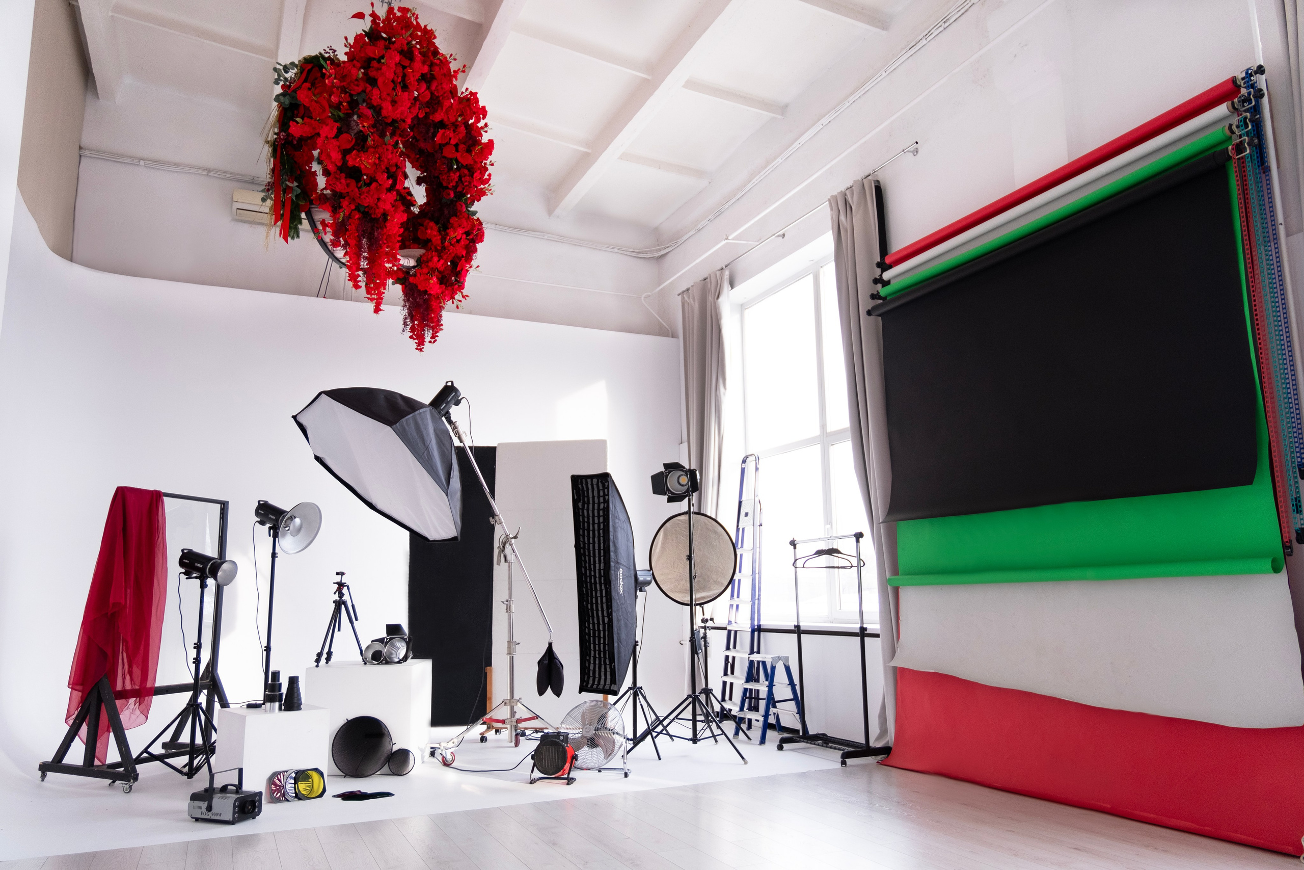 Зал White в фотостудии Точка. Профессиональная фотостудия в Санкт-Петербурге «Точка»