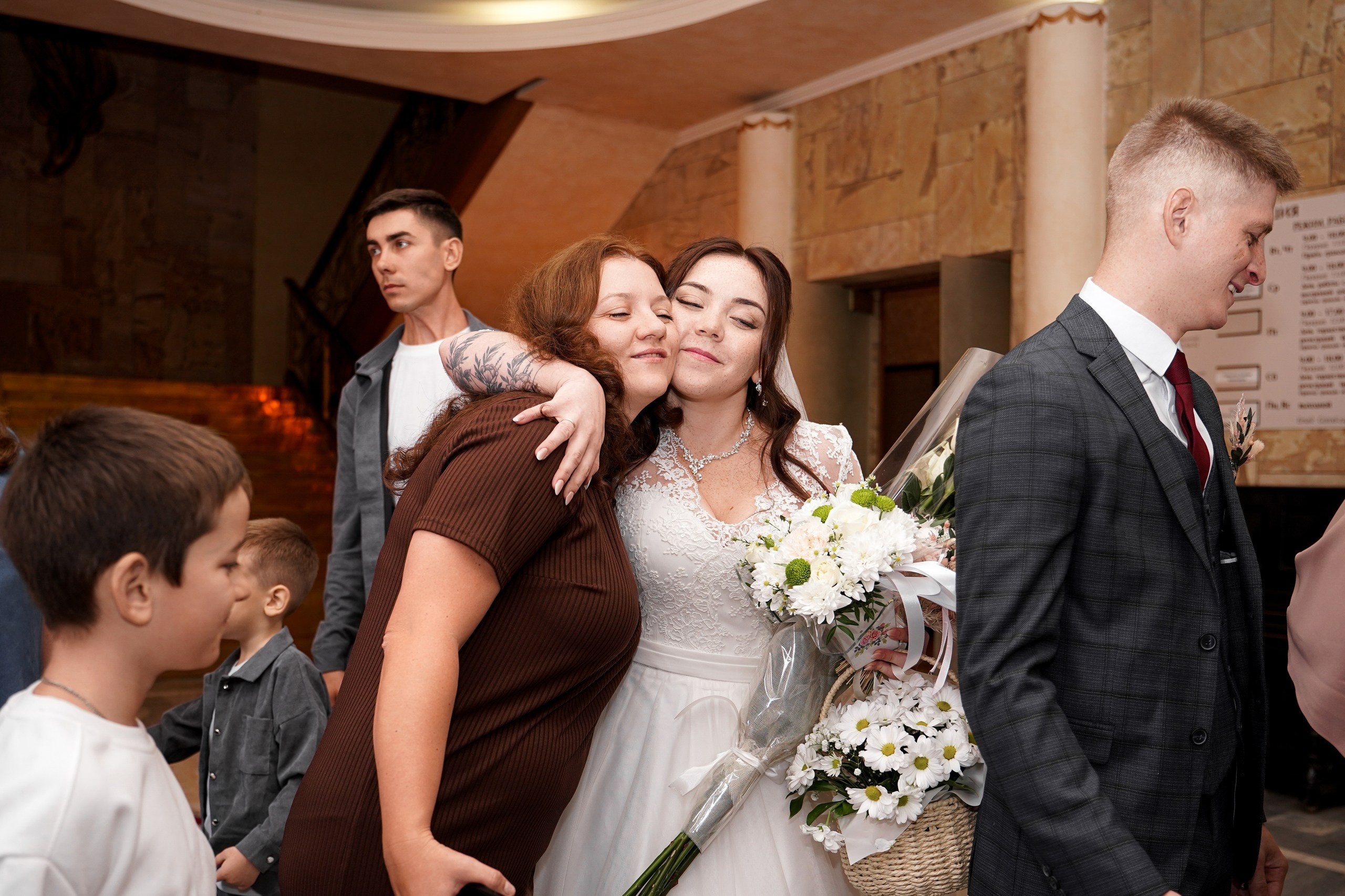 Свадебная фотосессия в Кировском ЗАГСе в Ростове-на-Дону. Фотограф Алёна Чёботова. Свадебный фотограф в Ростове-на-Дону. Таинство Крещения и Венчания, семейные фотосессии. Алёна Чёботова