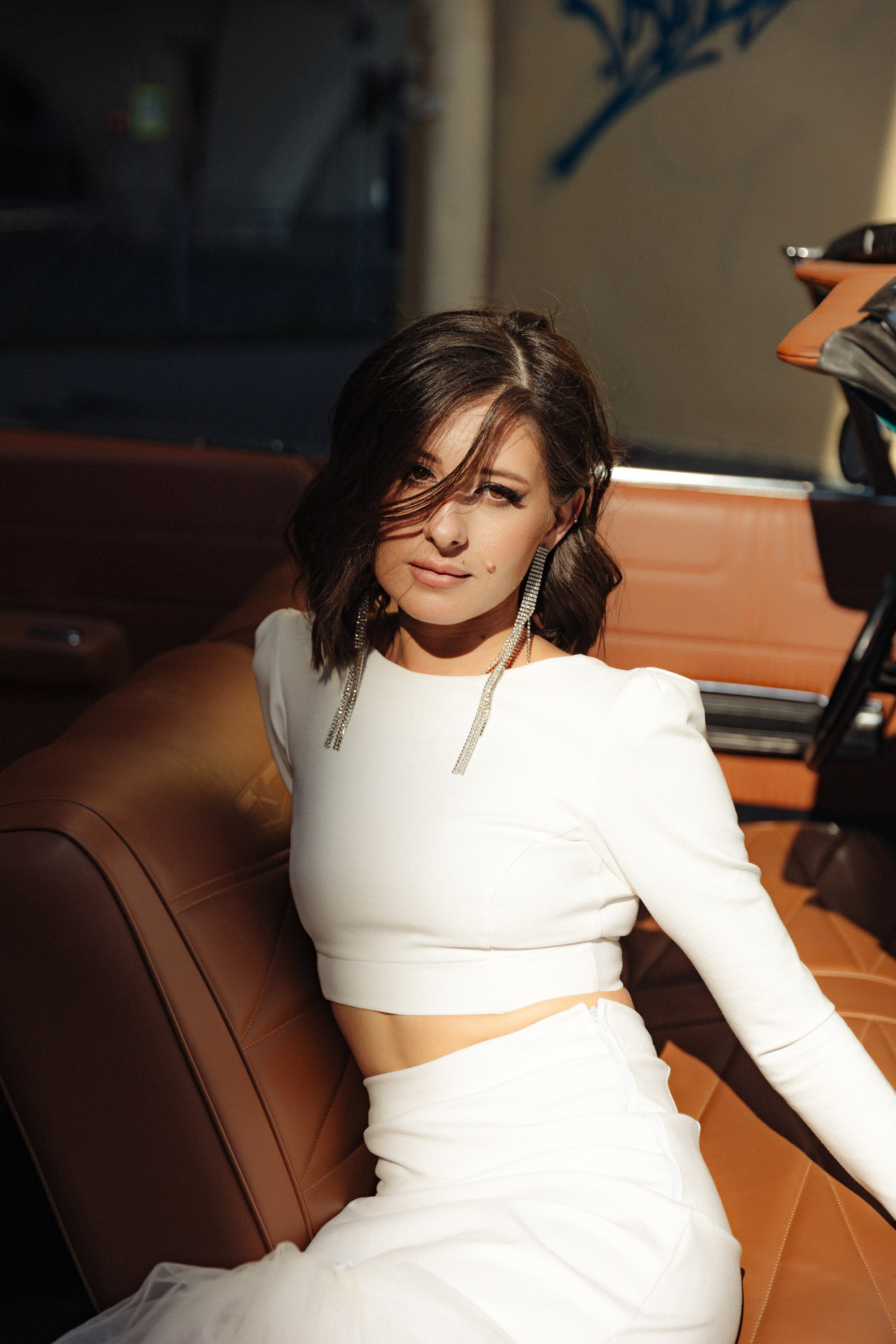 Невеста сидит в машине кабриолете