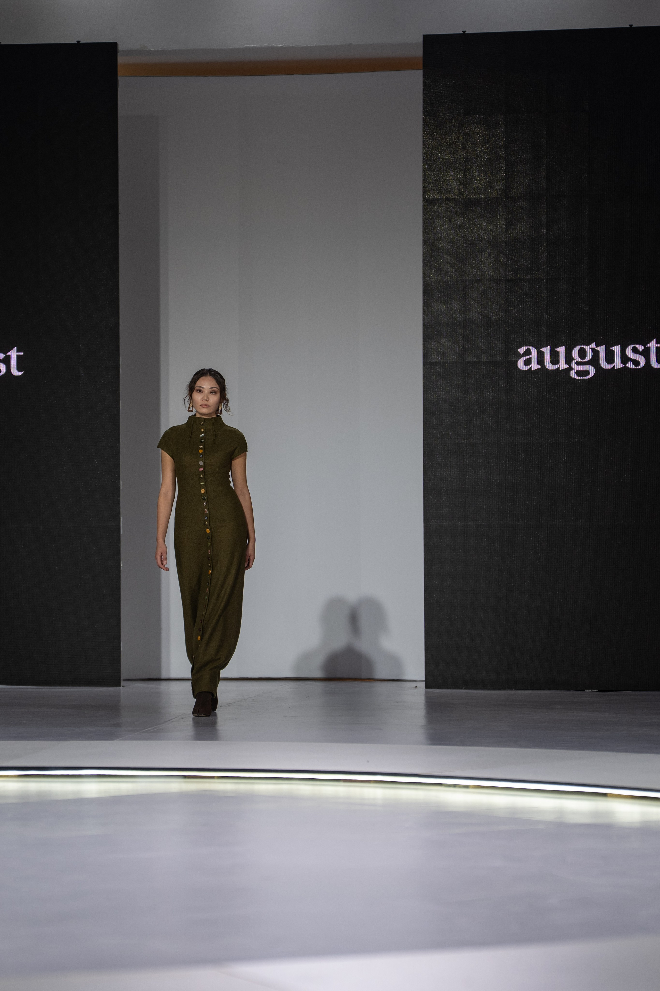 Design August. Сайт Алматинского НЮ АРТ, будуар и фэшн фотографа Дениса Карпенко