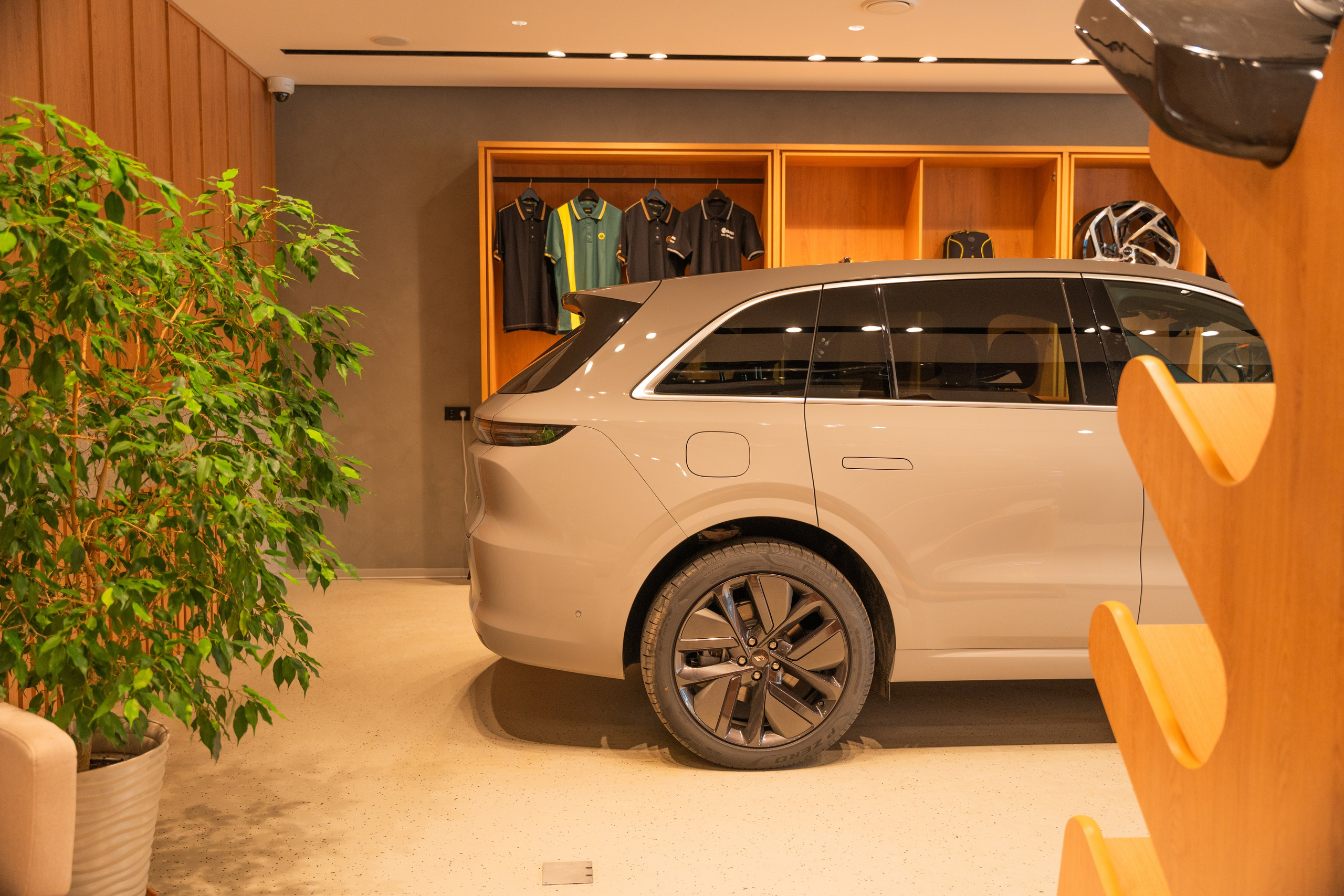 Интерьерная фотосъемка автосалона Elrus в Краснодаре. Zeekr, LiXiang Профессиональная фотосъемка интерьера премиум-автосалона в Краснодаре. Шедевры для Вас! Фотограф и Видеограф в Краснодаре Пахиев Руслан