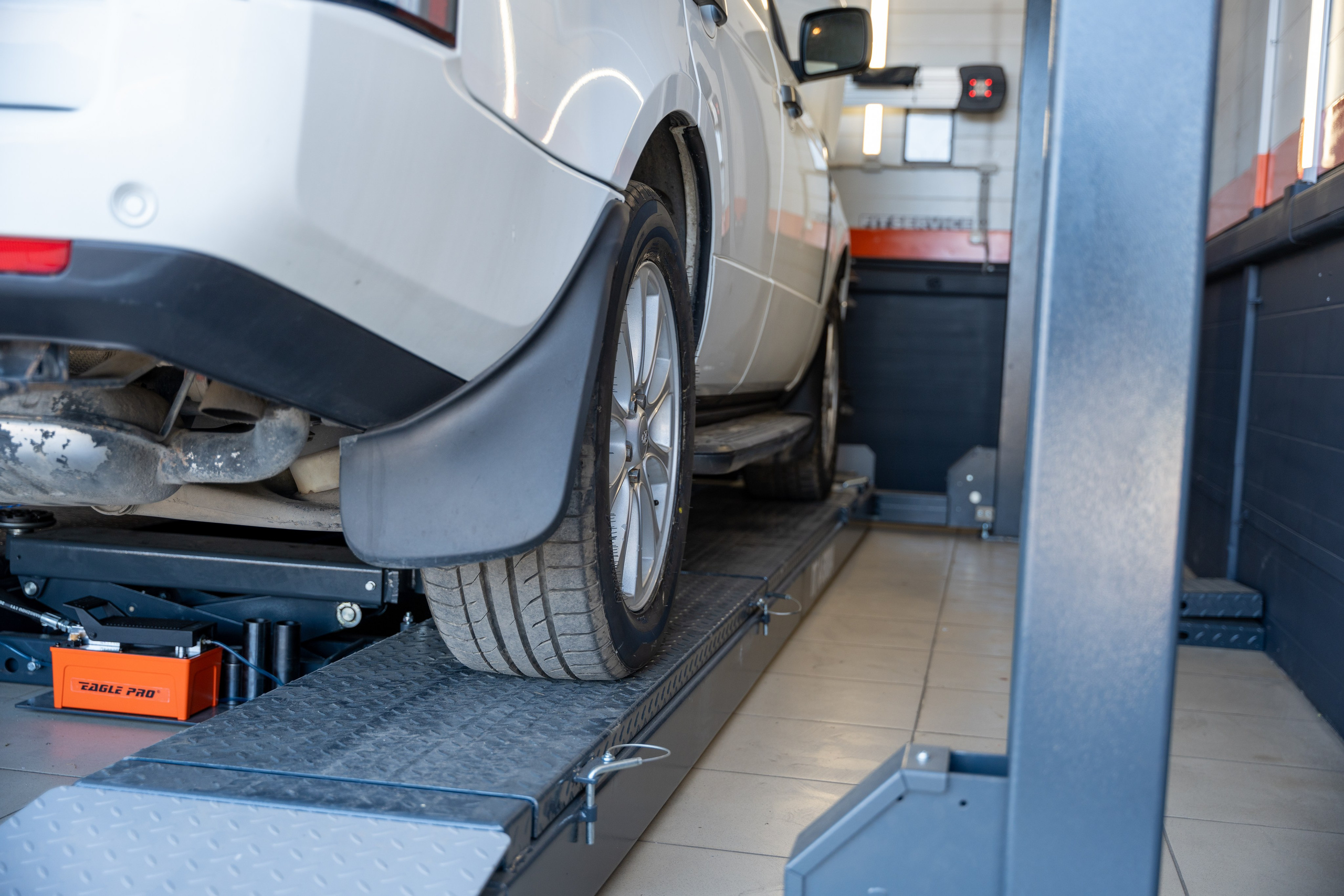 Интерьерная фотосъемка автосервиса Fit Service в Краснодаре — сеть СТО Профессиональная фотосъемка интерьера техцентра в Краснодаре. Шедевры для Вас! Фотограф и Видеограф в Краснодаре Пахиев Руслан