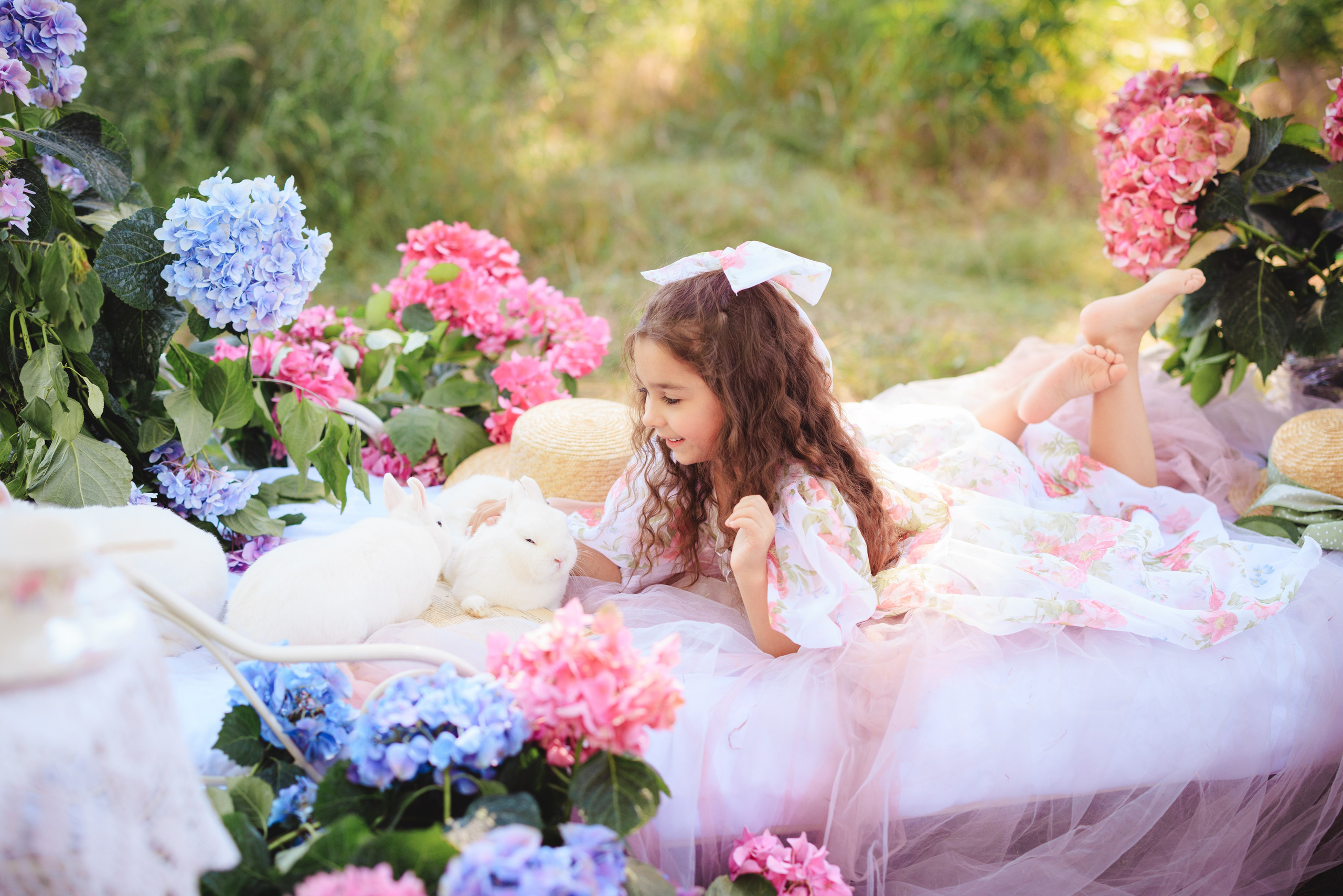 Цветочная кровать с кроликами. Семейный и детский фотограф в Краснодаре Анна Трашкова