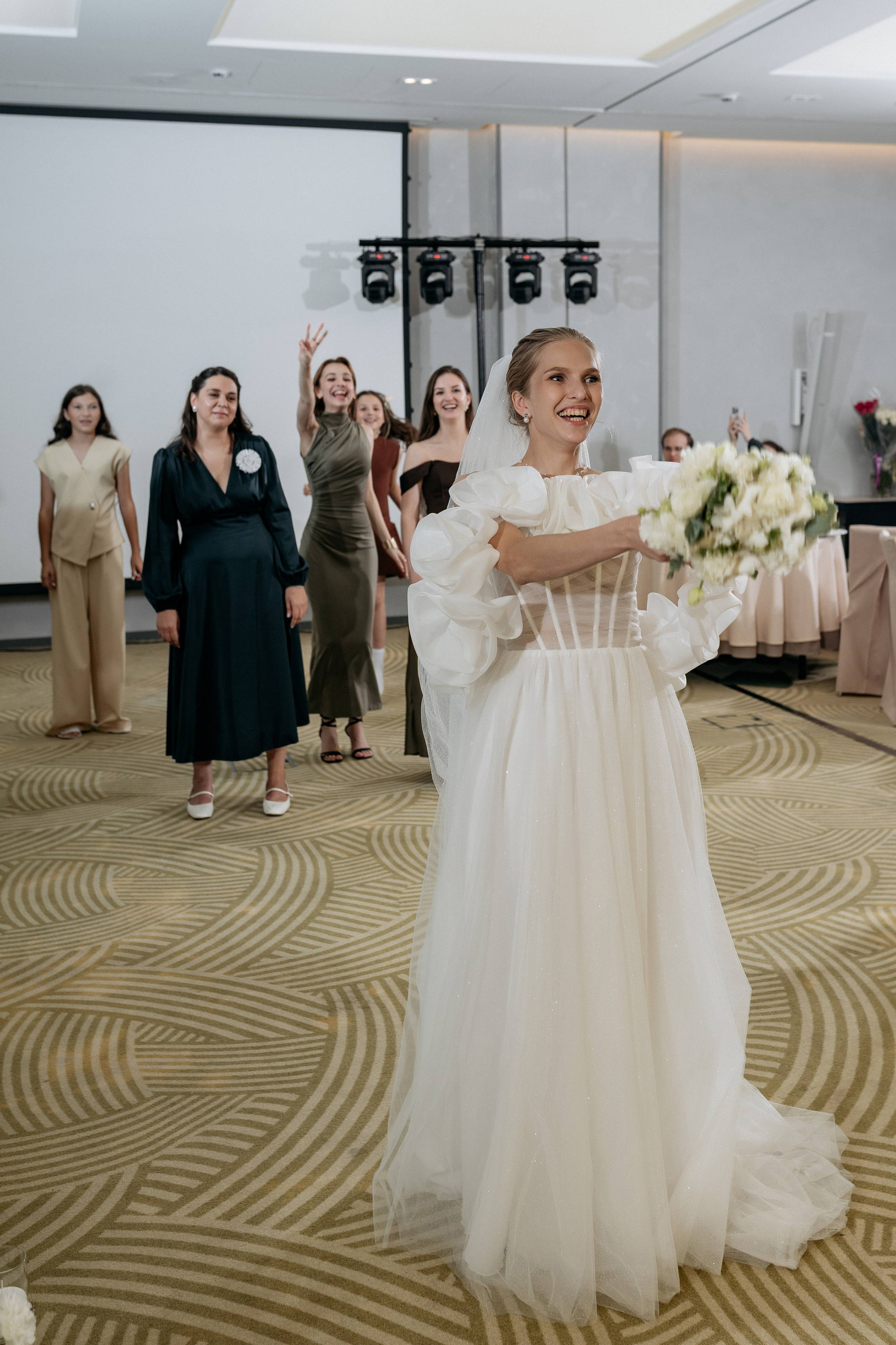 Фотограф Новороссийск - невеста подбрасывает букет, эмоции подружек.