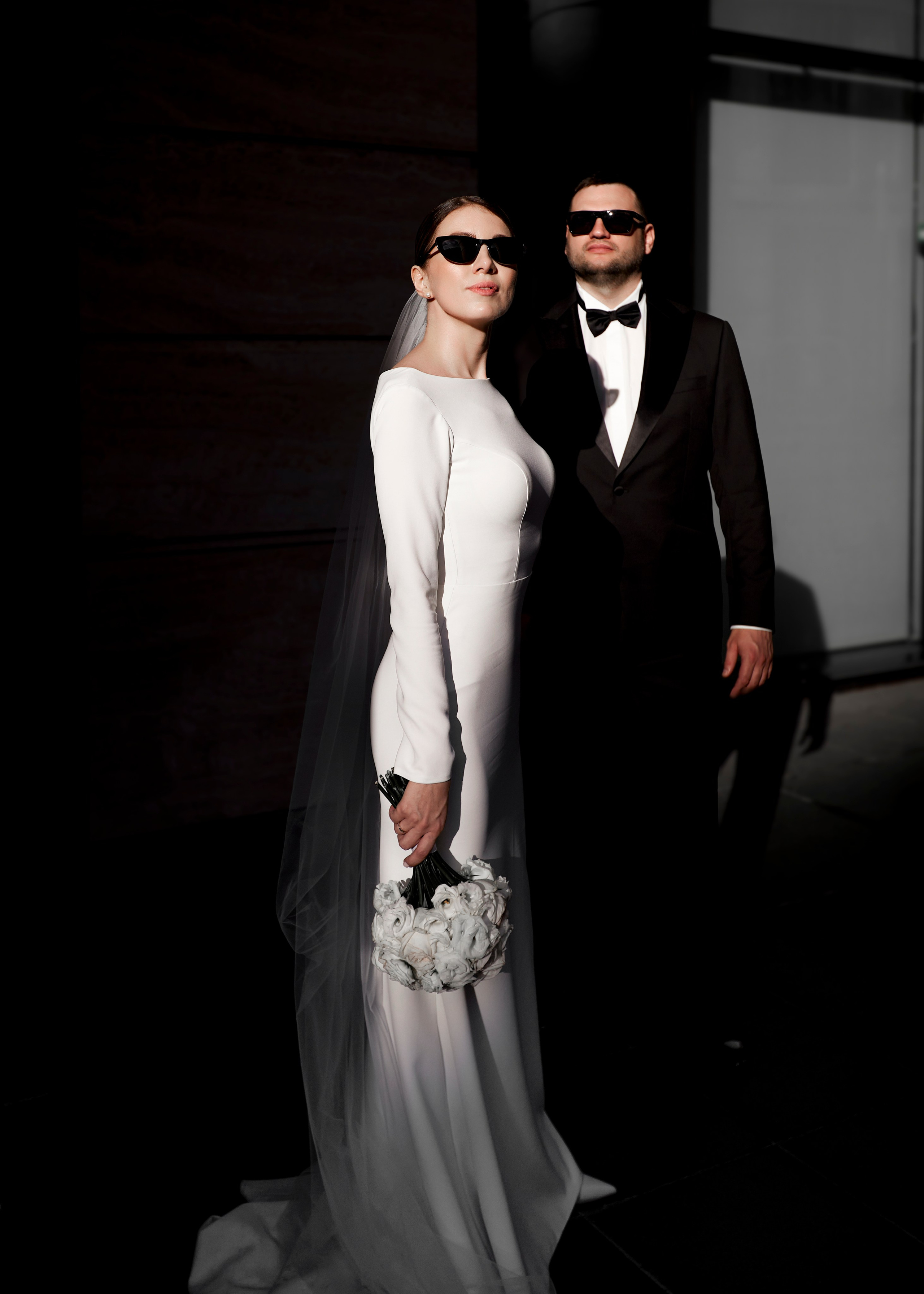 Портрет жениха и невесты в красивом интерьере.