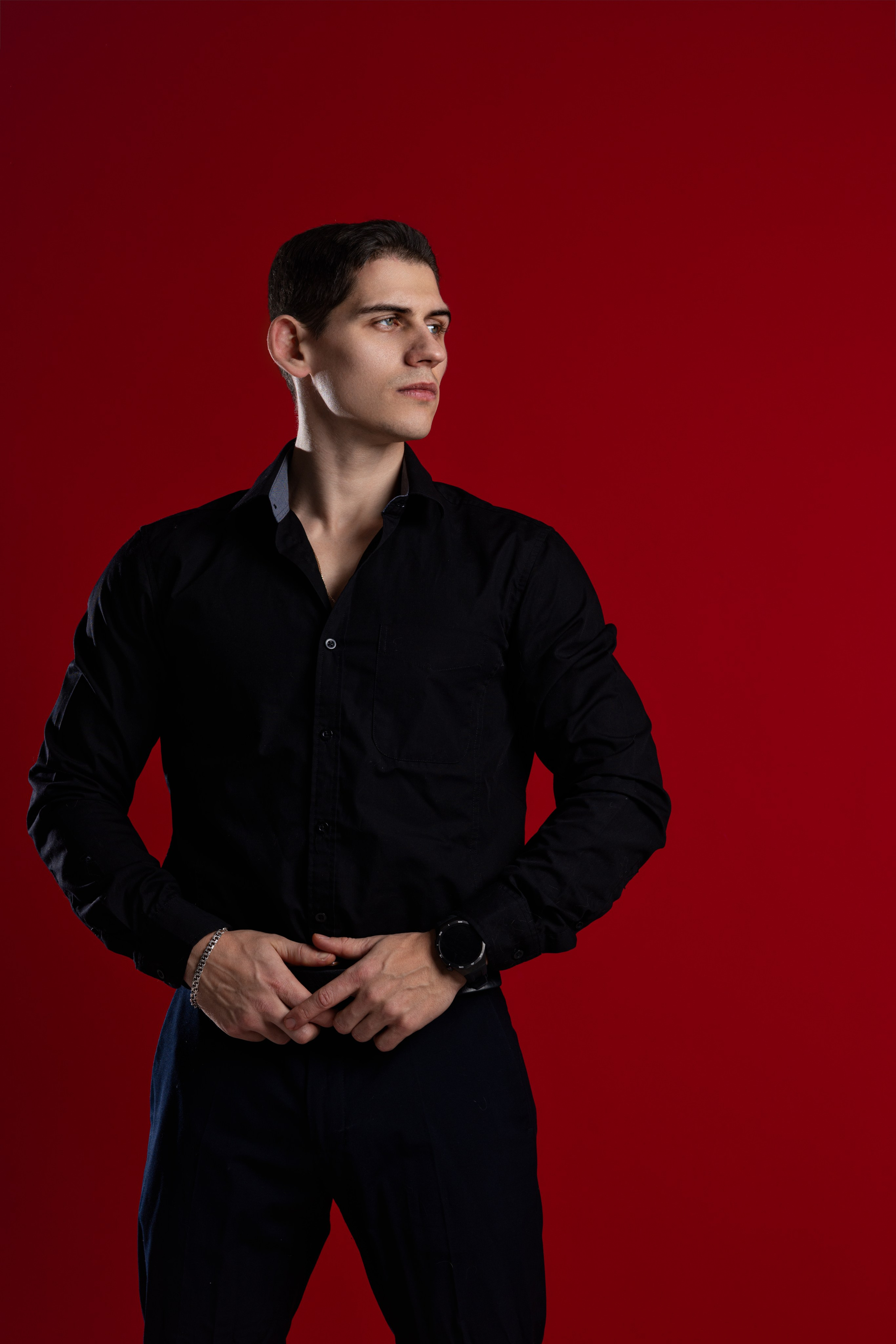 Новогодняя спортивная фотосессиия в студии в костюме деда мороза в Воронеже